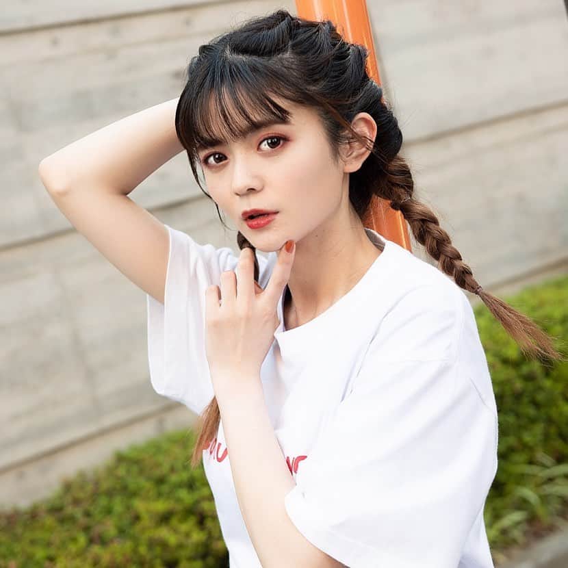 紡木吏佐のインスタグラム：「夏が恋しいのぉ…  冬服も可愛いんだけどね、 いかんせんコート重くない？ 肩凝るわ。  ヒートテックも着なきゃいけないし 疲れちまうだ。  夏生まれは宿命だな、ミンミンゼミ  #いつまで続くか紡木インスタ」