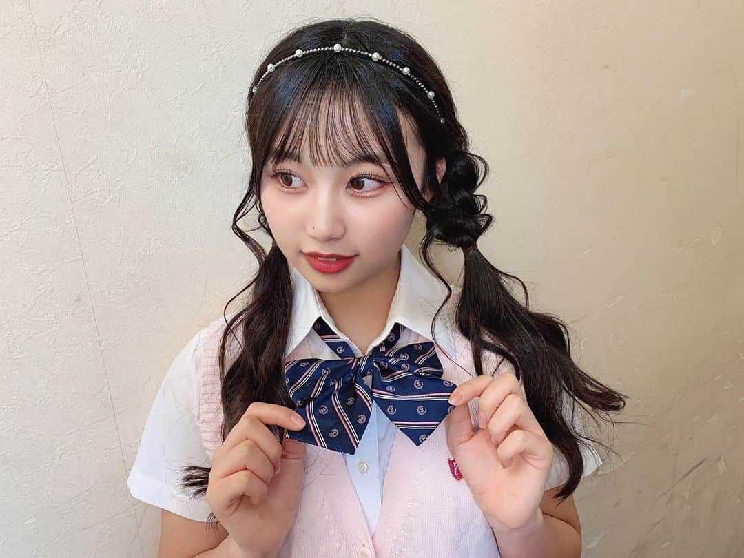 宮丸くるみのインスタグラム：「本日のライブカチューシャにゆるふわみつあみでした(,,･ω･,,)  カチューシャは大阪のコリアタウンで買った^^  ・ ・ ・  #リリバリ #lilyofthevalley #アイドル #idol #jk #高校生 #制服 #卒業 #ロングヘア #黒髪 #ぱっつん前髪 #シースルー前髪 #カチューシャ #conomi #みつあみアレンジ #ゆるふわアレンジ #巻き髪 #おくれ毛 #パール」
