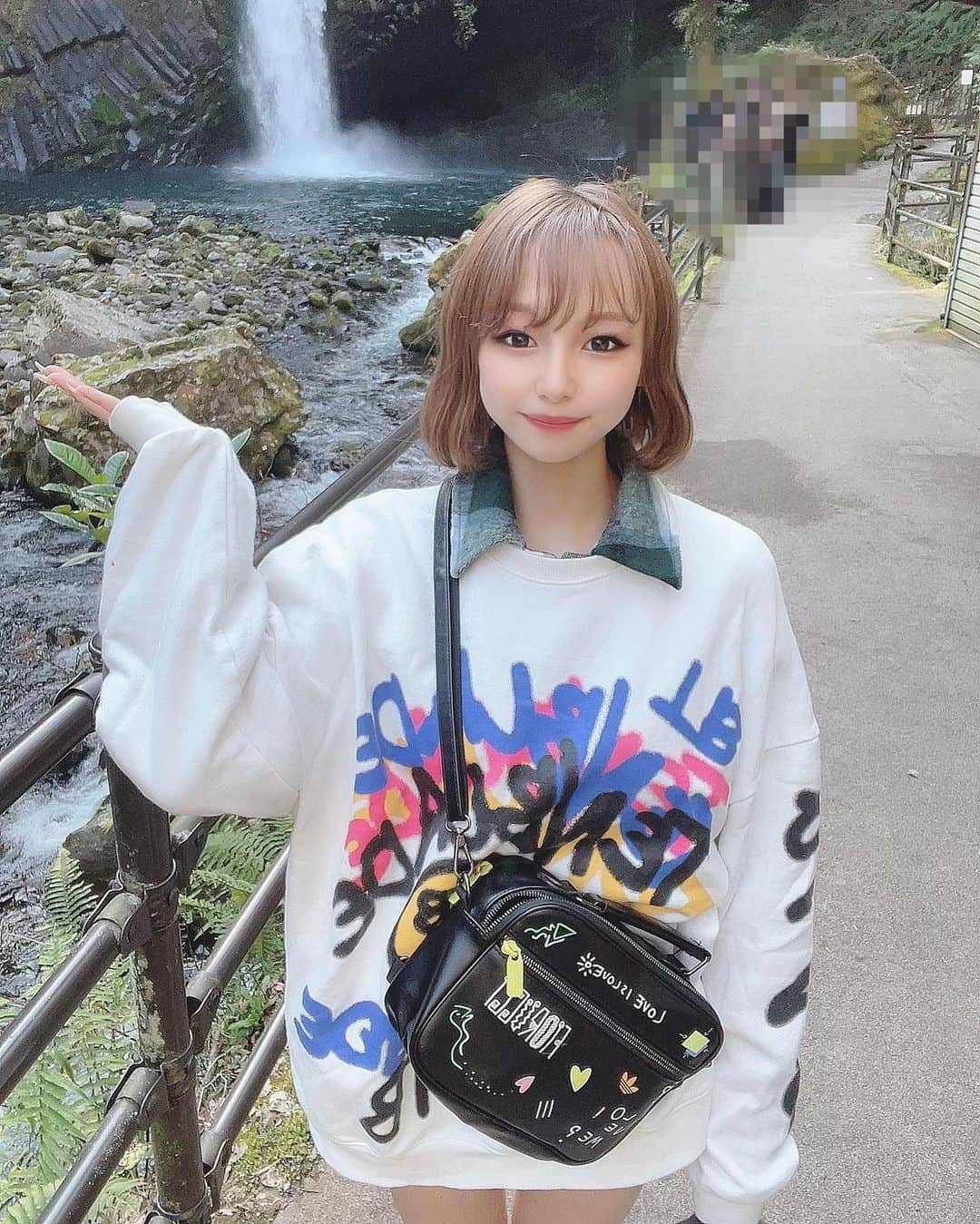 鈴木ユリアのインスタグラム：「. 滝見た。 (写真撮る時だけマスク外しましたと) . . #人ちょっと多めだったから堅苦しいポーズ #姿勢良くして撮ったら首長族 #ただただ派手な物が好きな方の服装 #自分の服を夜な夜な落書きしちゃった的な」