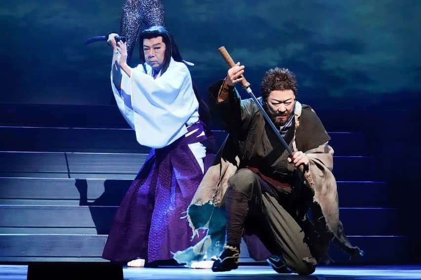 佐久間宣行のインスタグラム：「Yellow新感線 「月影花之丞 大逆転」  とってもくだらなかったー！ 古田新太、阿部サダヲ、木野花の3人の絡みが目の前で見れるだけでも贅沢すぎる。 それはもう沢山笑って、何も残らない(けどそれがいい)結末を迎えると思ってたら、不意に胸を熱くするラスト。カーテンコールでちょっと涙が出た。こういうの、ずるいからやめてほしい。 とても良かったです！  あと、圧倒的な実力者の中で、西野七瀬さんが食らいつきつつ独自の輝き方してるの、素晴らしいなーと思いました。」