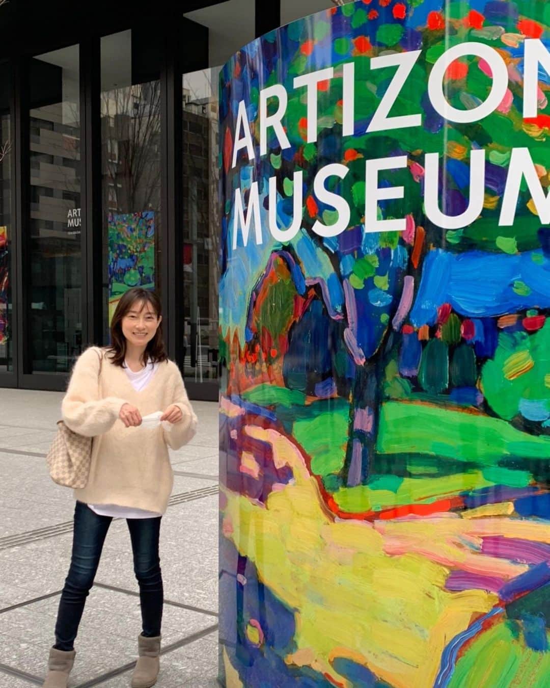 小橋めぐみのインスタグラム：「アーティゾン美術館にて、 「STEPS AHEAD 新収蔵作品展示」を。  STEPS AHEAD とは、前進。 未公開の新収蔵作品90点以上を中心にしたこの展覧会を通し、さらに前進し続けるアーティゾン美術館の今を知る。 幅広いコレクションを通して、きっとお気に入りの画家や、作品が見つかるはず！ 私は、印象派の女性画家たちの作品が好きだなぁと。 併設のカフェで、カンディンスキー「三本の菩提樹」から着想を得たデザートを頂く。細胞までビビットな色彩に染まりそうに。 何より美味しかった😋 #アーティゾン美術館 #kandinsky」