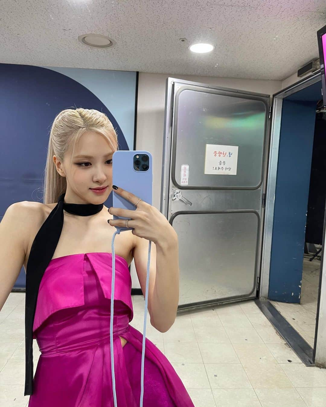 ロゼさんのインスタグラム写真 - (ロゼInstagram)「Mirror selfie 🤳 no. 2   — So today was my very first performance for On the Ground! I hope you all enjoyed watching it and I can’t wait for you all to see other performances we’ve prepared for you too. Thank you too all my lovely staff and dancers who worked hard to put together my first performance. 🌹」3月15日 0時20分 - roses_are_rosie