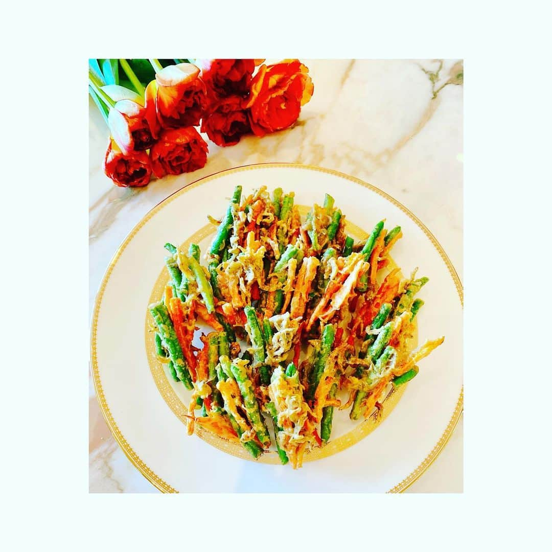 神田うのさんのインスタグラム写真 - (神田うのInstagram)「フォロワーさん💕から『蕎麦粉で天ぷらすると美味しいですよ☺️』と教えて頂いたので今回は蕎麦粉でジャコ天を作りました☺️✨ 蕎麦粉アレルギーはない娘にも、そしてパパにも大好評❤️ 今回の具材はおジャコと人参🥕とインゲンです❣️ 蕎麦粉の天ぷら初めて作りましたがハマりそうです🤣 お勧め下さったフォロワーさん💕ありがとうございました☺️✨ 是非皆様💕もお試しあれ❤️  #蕎麦粉で天ぷら#蕎麦粉天ぷら#ジャコ天#おジャコ人参インゲンの天ぷら#蕎麦粉のかき揚げ#かき揚げ#天ぷら#神田うの#unokanda#フォロワーさんありがとう」3月15日 0時31分 - unokandaofficial