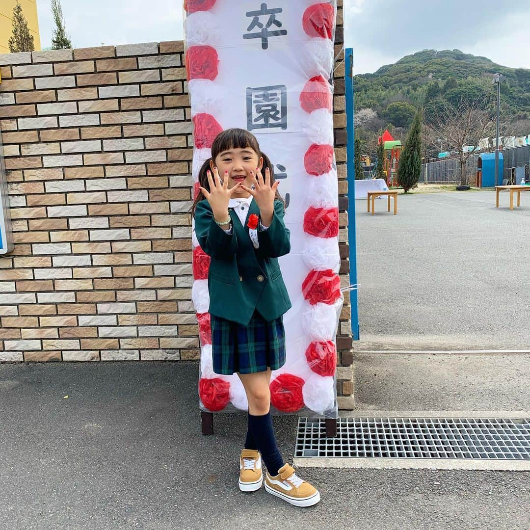 山形麻由香のインスタグラム：「. . 2021年3月14日 娘の彩暖が幼稚園を卒園しました。 . . 入園式の日のことを思い出したなぁ。 1人だけ泣いて暴れて。入園式の会場から立ち去ろうかと思うほど手がかかっていて一際目立ったのを思い出したりして。 . . あんなに小さかったのに。 いつの間にか本当にあっという間の間に立派に育ってて。 . . 嬉しいくて寂しくて。 小さい子や周りの子に沢山気を遣える子になって、優しくて、明るくて元気いっぱいに。 . . まだ小さかった頃は本当に大変だなとか思っていたけども、ほんの一瞬に感じたくらい成長してて。 . . 卒園式沢山泣いてしまいました。 . . 小学校になったら沢山遊んで沢山勉強して沢山悩んで色んな事を経験して、また大人に近づいて。 . . 娘が後悔のない最高だ！って言える人生になるように、全力でサポートさせてもらいたい。一緒に成長したい。 . . 彩暖卒園おめでとう。 そして同じく姪っ子ううあ、おめでとう❤️」