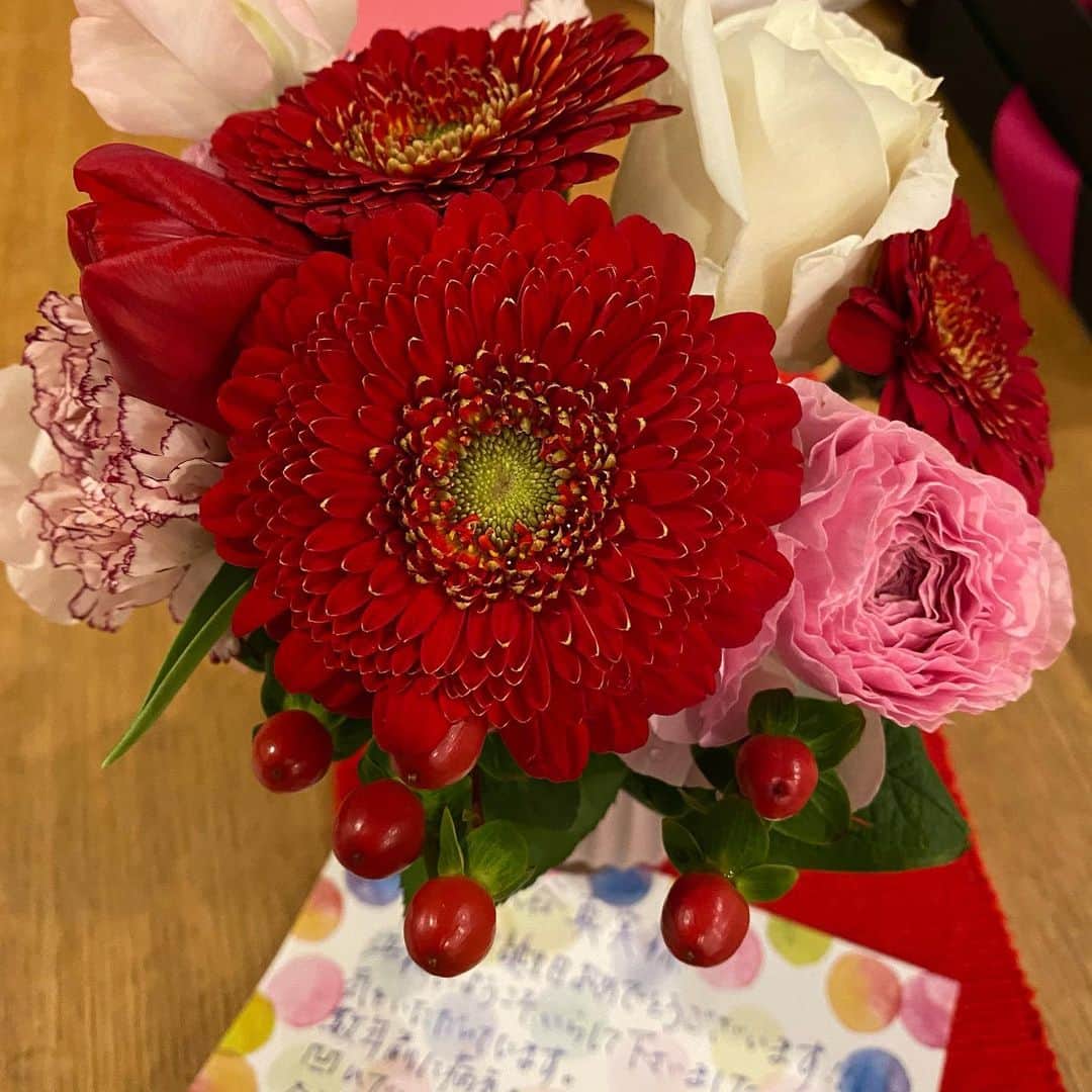 熊谷真実さんのインスタグラム写真 - (熊谷真実Instagram)「お花がいっぱい。 もうもう幸せです。  私100まで生きるわ  #熊谷真実#誕生日には#お花がいっぱい#感謝#ありがとう」3月15日 0時42分 - mami_kumagai310