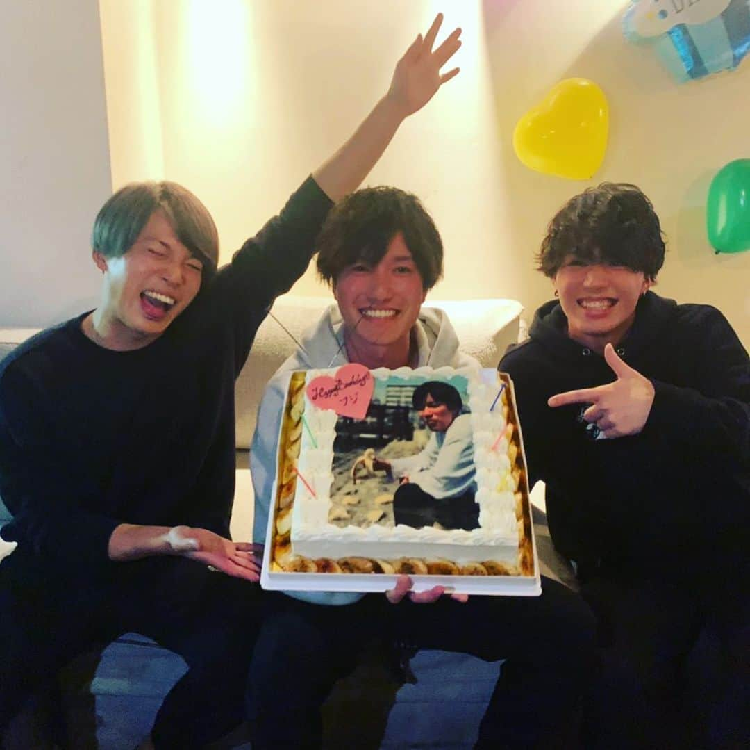 フジのインスタグラム：「えびじゃ結成2周年！  なんでもすぐ飽きちゃうのに、みんなのおかげで楽しく続けられております！ありがとう！  100万人行くぞー！🔥」