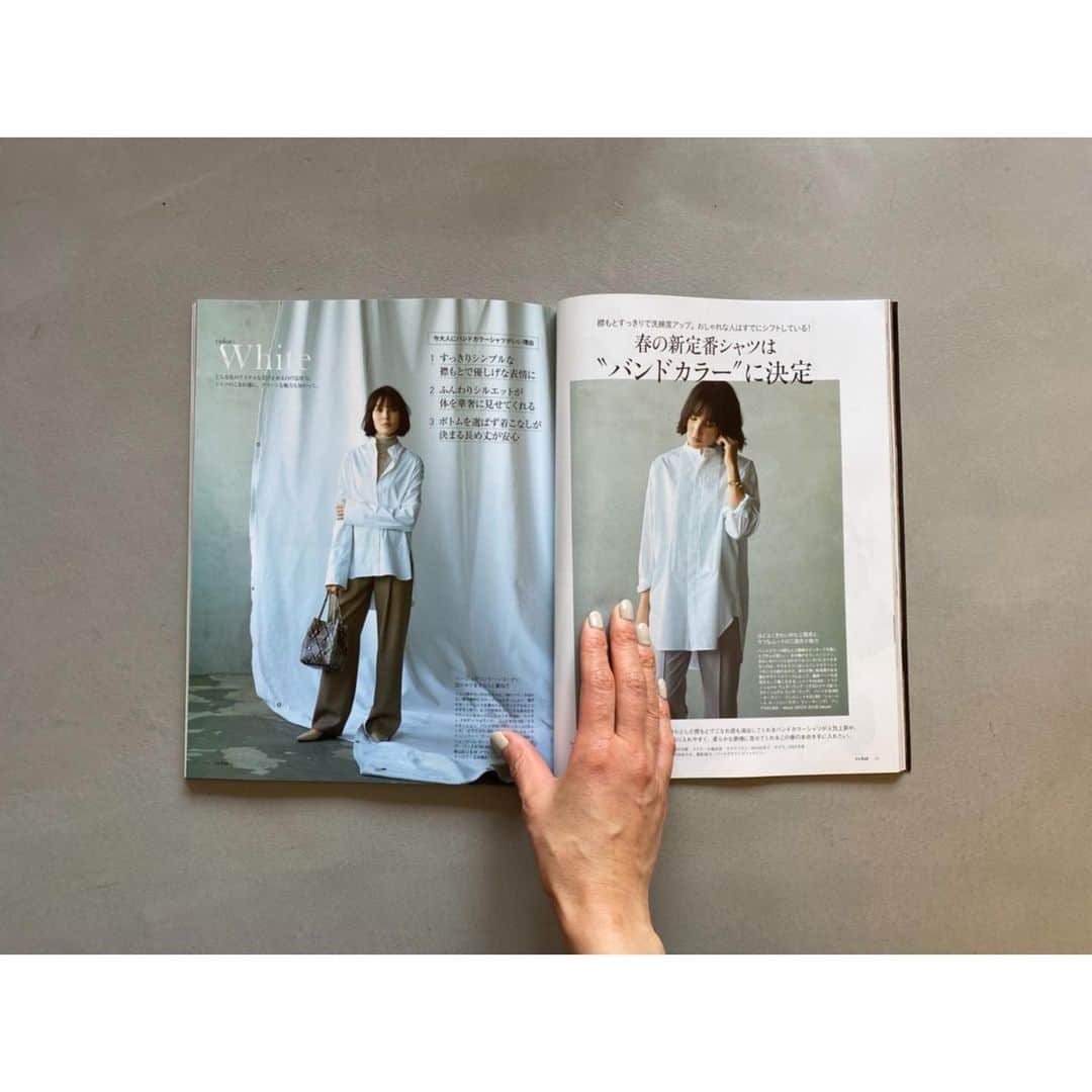 坪田あさみのインスタグラム：「. この春シャツを買うならバンドカラー１択ではないでしょうか？ 一気に今年らしさが手に入ります。 よかったらエクラ4月号をご覧ください😊 @eclat.magazine   #アラフォー#アラサー#アラフォーコーデ #アラサーコーデ #お仕事コーデ #アラフォーol #アラサーol #あらふぃふ #アラフィー　#アラフィーコーデ #アラフィフコーデ#40代ファッション #40代コーデ　#30代ファッション　#30代コーデ　#50代ファッション#50代コーデ #大人コーデ #大人カジュアル」