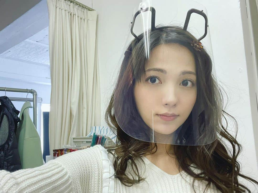 のインスタグラム：「このフェイスシールド可愛すぎやしませんか🧸 視界もとてもクリアでラクでした！おすすめ🐰  そして本日18:30〜 BS日テレ『小説家鍋島仙太』第二話 南里美希ゲスト出演回です！ 観れる方はぜひみてね〜☺︎ 大変なことになってます😈  ではでは、のちほど！  #そろそろ咲くかな #さくら🌸」