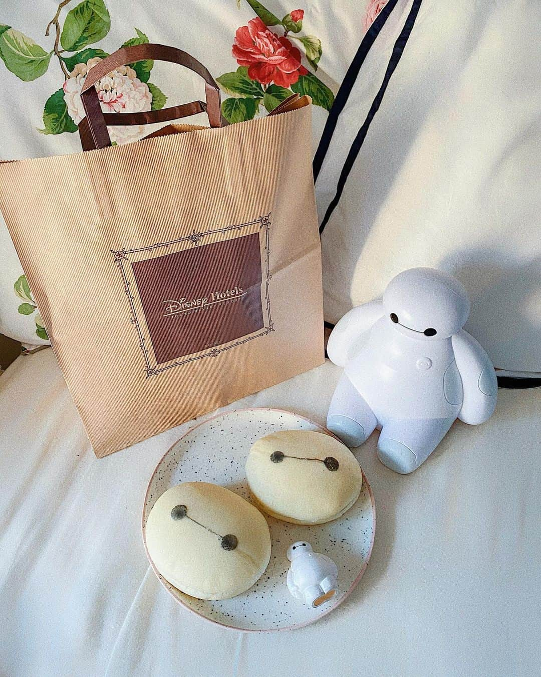 中島絢乃さんのインスタグラム写真 - (中島絢乃Instagram)「🍞🥐🥖﻿ ﻿ ﻿ #ディズニーアンバサダーホテル 🏨﻿ #チックタックダイナー で買える﻿ #ベイマックス の﻿ #チョコレートクリームブレッド 🥯🍫🤖﻿ ¥450﻿ ﻿ ﻿ ﻿ チックタックダイナー、﻿ 再開してくれて嬉しすぎるね…😭💕💕﻿ ﻿ ⚠️12:00〜19:00までで﻿ テイクアウトのみの営業です！﻿ ﻿ ﻿ ﻿ なかなかパークに入れない今、﻿ パンひとつで大イベント🤣❤️💥笑﻿ テンション高めの朝ごはんになりました🥞💕﻿ 𓂃 𓈒𓏸 ‎𓂃 𓈒𓏸 ‎𓂃 𓈒𓏸 ‎𓂃 𓈒𓏸 ‎𓂃 ﻿ #disneysisters_jp#inmyroombyayanon  #bighero6#baymax」3月14日 16時38分 - nakajima_ayano