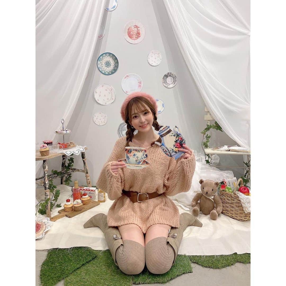 堀尾実咲のインスタグラム：「みる子と展示会行ってきたよ👗  F i.n.t &an another angelus 2021  Summer Collection ⛱  夏のコレクションでした☺️  もう終始 かわいいかわいいーっ😍 の嵐🎀笑  大興奮でした☺️  みる子とお揃いのお洋服も チェックつけてきたし 届くのが楽しみ😆  みる子誘ってくれて ありがとう🤍  #fint #ananotherangelus #fashion #cordinate #summercollection #summerexhibition #summerfashion #summer #classical #retro #tokyo #フィント #フィントコーデ #ふぃんとっコーデ #アンアナザーアンジェラス #アンジェラス #夏服 #夏ファッション #展示会 #2021展示会 #レトロ #レトロコーデ #クラシカル #クラシカルコーデ #ガーリーコーデ  #フォトスポット #かわいい #ピクニック #ファッション #コーデ」
