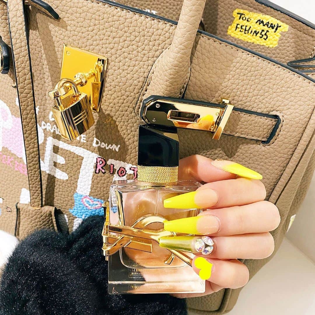 アンジェリカのインスタグラム：「🐱💙 .  𝑵𝒆𝒐𝒏 𝒄𝒐𝒍𝒐𝒓 𝒏𝒂𝒊𝒍💅🏿💛💛  𝑩𝒚 @_tabasa.nail_ ❤︎.* 𝑻𝒉𝒂𝒏𝒌𝒔 🤲🏻💕💕 .  @rounge_nail_shibuya ❤︎ 💙🐱  #ネオンカラーネイル #ネオンカラー #夏ネイル #スカルプネイル #ネイル #nail #ありがとうございました ❤︎.*」