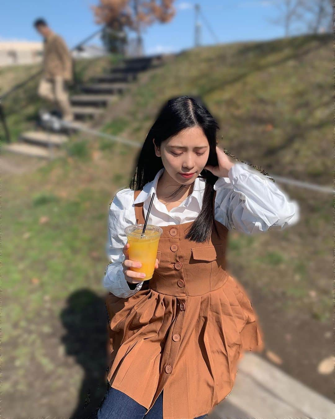 安田桃寧さんのインスタグラム写真 - (安田桃寧Instagram)「. まぶしかった🌞  このシャツの形すき💘  ワンピースで着る予定やったんですけど、ワカメちゃんみたいになったのでMサイズおすすめです！！！！😂 #ワンピース #0314」3月14日 17時56分 - peachpeach_o6o8