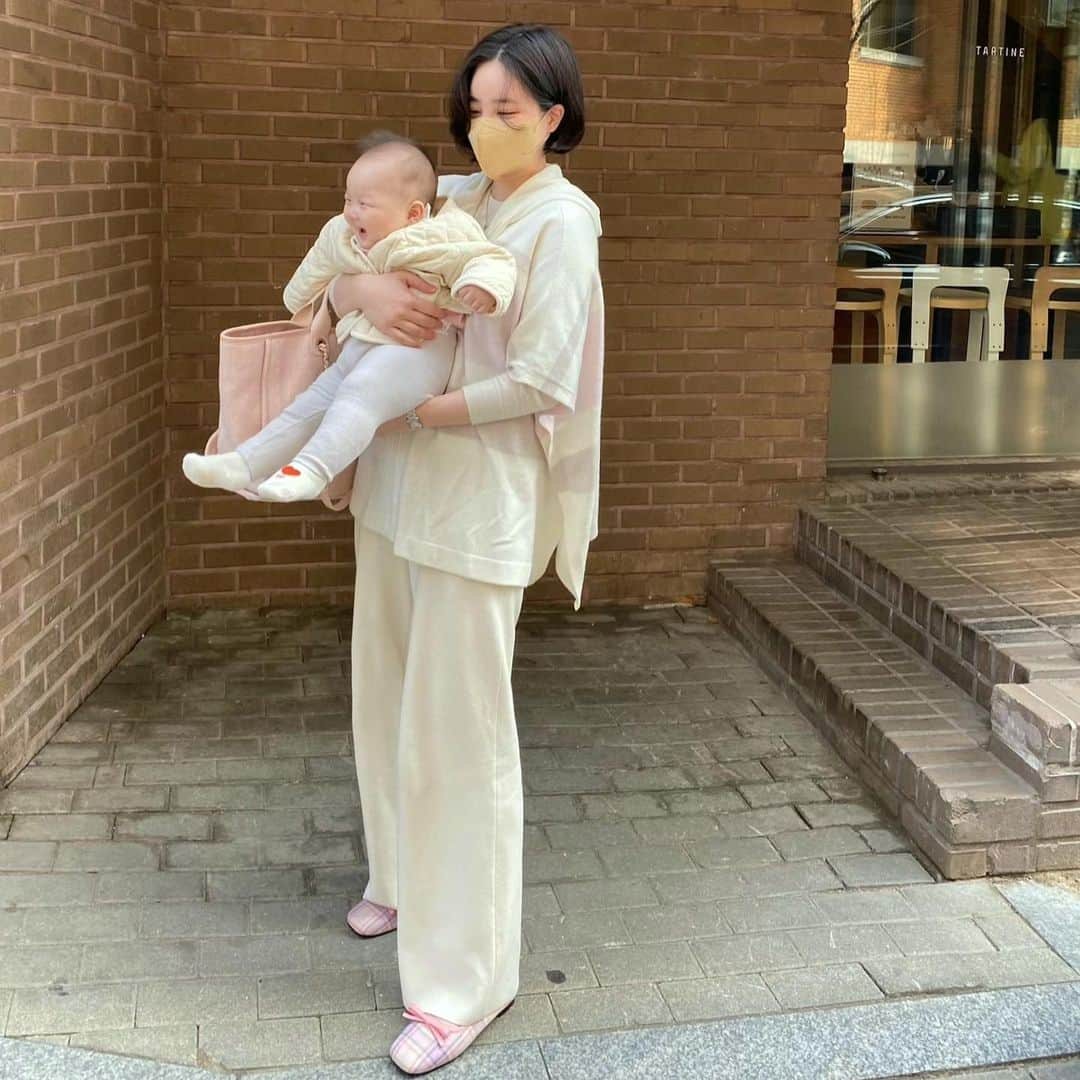 カン・ヘヨンさんのインスタグラム写真 - (カン・ヘヨンInstagram)「+236👶🏻💛 ㅋㅋㅋㅋㅋ시작은 좋았으나ㅋㅋㅋㅋㅋㅋㅋㅋ심빼꼼이 수유시간과 잠시간이 겹쳐서 의자에 궁디 한 십분 붙히고 끝😅  차에서 수유하고 밖에서 아기띠하구 재우고 집에 왔어욬ㅋㅋㅋㅋㅋㅋㅋㅋㅋ뿌앵...그래도 나간거에 만족!!ㅋㅋㅋㅋㅋㅋㅋㅋ미쳐 진짜ㅋㅋ다음엔 시간 잘 맞춰 나오쟈...!!  #애기엄마 #아줌마그램 #육아일상 #자체제작 #플랫슈즈」3月14日 18時00分 - mangdoo_noona