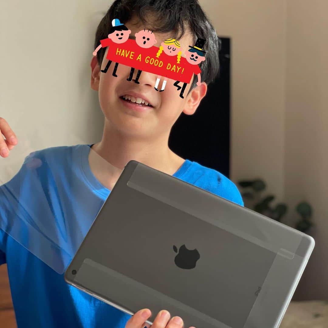 金子貴俊のインスタグラム：「中学進学のお祝いとして、息子にiPadをプレゼント！めちゃめちゃ嬉しそうで何より。セッティングを一緒にして、ワクワクが止まらない息子を見ているのが楽しい。上手く活用して世界が広がるといいね(^^)」
