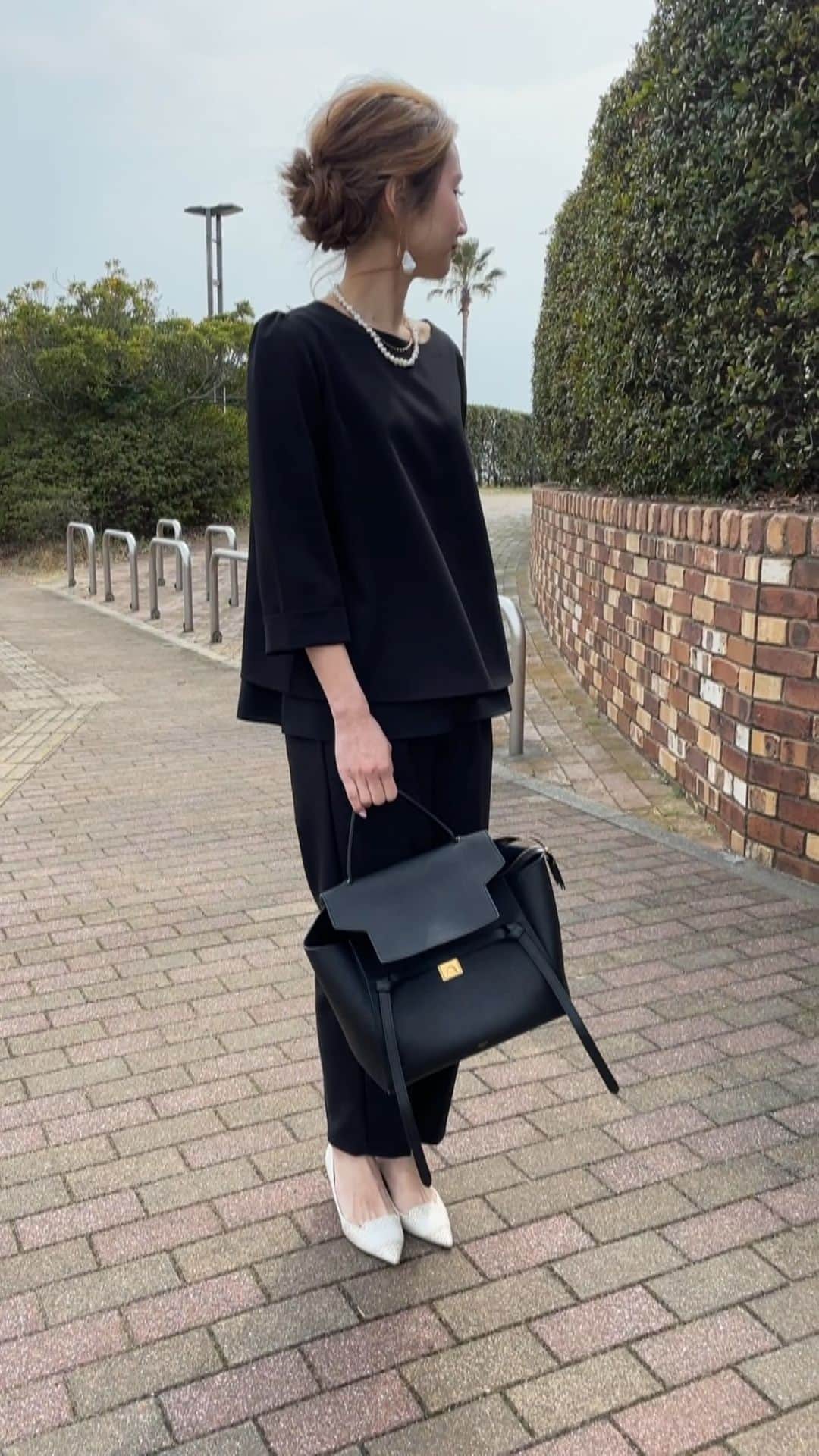 のインスタグラム：「ㅤ ㅤ ㅤ 沢山のお問い合わせを頂いていた フォーマルスーツがついに🤍🖤 ㅤ  授乳中やマタニティの時でも可愛く着れる フォーマルウェアを作りたくて　ㅤ @bebe____ange で 入園式や冠婚葬祭にも使える フォーマルウェアをお作りしました♪ beige/blackの2色展開です。 ㅤ  固くなりがちなパンツスーツですが  ペプラムシルエットに仕上げることで 優しい印象に見えるように作りました。 よく伸びるストレッチ素材なので着心地抜群！ タックを入れることでヒップにゆとりを持たせ 裾に向かってすっきり見せるシルエットに！ しっかり厚地なのでボディラインが出にくい 作りに拘りキレイめに仕上げています。 ㅤ ㅤ  2色のインナーは2種類ともに授乳可能です◎ ジャケットとの相性もばっちりですが、 単品使いもできるので着回し抜群です♪ ㅤ  マタニティ&授乳服に見えないので 授乳期が終わっても着れちゃいます💕  ㅤ  ㅤ 本日20:00より販売致します👜✨ ㅤ ㅤ ㅤ  #fendi#fendibag#jimmychoo#celine#celinebag#bebeange_ask#入園式コーデ#卒園式コーデ#卒業式ヘア#入園式#ママコーデ#ワーキングママ#きれいめコーデ#オケージョン#高見えコーデ#プチプラコーデ#高身長コーデ#アラサーコーデ#30代ファッション#ワントーンコーデ#シンプルコーデ#ママバッグ#ママファッション#シンプルファッション#カジュアルファッション#幼稚園ママ#163cmコーデ#男の子ママ  ㅤㅤ」