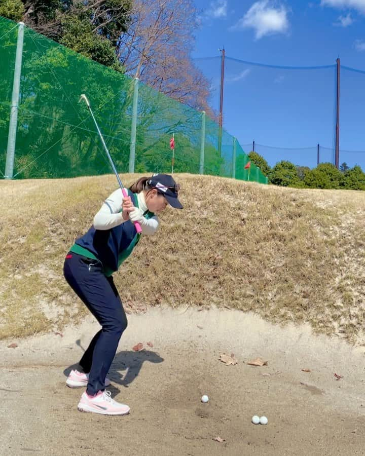 笹原優美さんのインスタグラム写真 - (笹原優美Instagram)「★ アゴが高いアリソンバンカーの練習⛳️ いろんな状況のアプローチ練習ができて有難いです🙏🌸 @team_wada_golf_academy  . バンカーではフェイスを開かないと なかなか上手くいきません🥲 アゴが高い場面では特に！！ フェイスの開き方は2つ目の動画を参考にしてください🤗🌸 ☁️ ☁️ #大相模ゴルフスポーツガーデン #大相模カントリークラブ #TeamWADAGolfAcademy#TeamWADA #TeamWADAゴルフアカデミー #ゴルフ#golf#高尔夫#高爾夫 #ゴルフスイング#golfswing#ゴルフ練習 #アプローチ#アプローチ練習場#アリソンバンカー #バンカー#バンカーショット#バンカー練習 #ゴルフ大好き#ゴルフ上手くなりたい #ゴルフ男子#ゴルフ女子 #ロマロ#RomaRo @romaro_japan」3月14日 18時25分 - yumi_sasahara_official