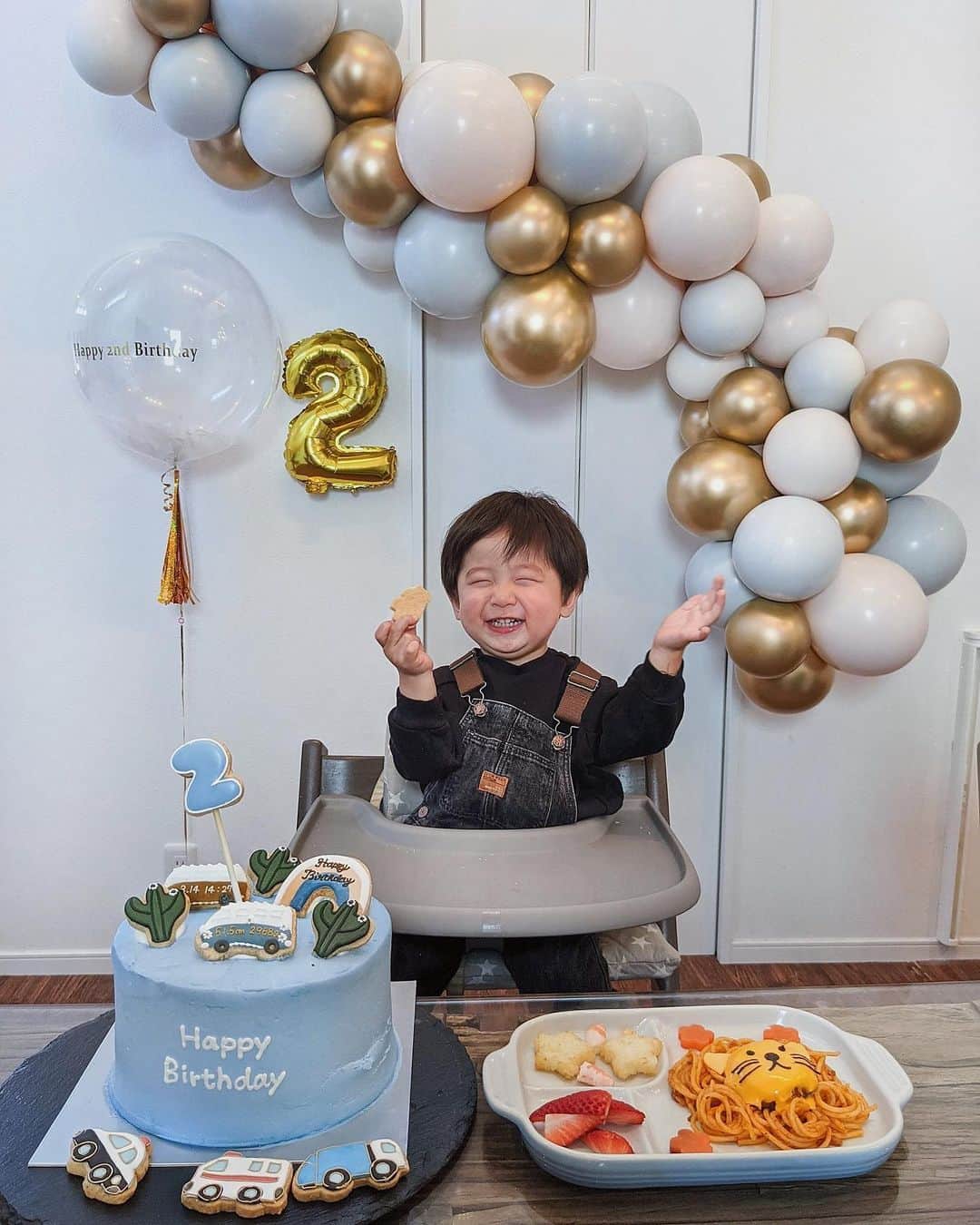 ソンイのインスタグラム：「Happy 2nd Birthday👦🏻🎂🎈 嬉しい〜からの恥ずかしい〜🙈  誕生日当日が日曜だったので家族でお祝いして、従兄妹にたくさん遊んでもらえてとっても楽しそうだった🎂🦖🚗 この日のVlogはYouTubeでまた載せます❤️  バルーンは @jeffersonsballoon  ケーキは @marinehouse_yourstorycake  でオーダーしました🎂🎈  #ホワイトデーが誕生日 #2歳誕生日 #誕生日パーティー #誕生日祝い #誕生日飾り付け #誕生日ケーキ #誕生日プレート」