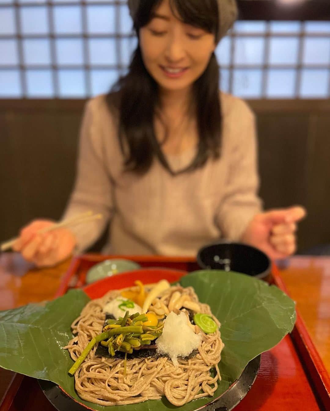 土屋香織さんのインスタグラム写真 - (土屋香織Instagram)「ꕥ .岐阜 高山 寿美久🥢 ここのお蕎麦めちゃくちゃ好みだった🤤 粗挽きですごくいい風味なの♡ 乾麺を買って帰ってお家でも食べました( ˘͈ ᵕ ˘͈ )✧︎*。 . 山菜蕎麦と天麩羅蕎麦。 あとね、焼酎のそば湯割り！ 美味しくてくいくい進んでしまった☺️ . . . #かおgourmet #寿美久 #蕎麦 #お蕎麦 #お蕎麦屋さん #おそば #retrip_gifu #retrip_岐阜 #東京女子部 #タビジョ #genic_pt #joytb #otonatabi_japan #jtbで旅したい #stayway女子旅 #岐阜旅行 #instagramjapan #かおvoyage #exploringtheglobe #岐阜グルメ #飛騨高山 #高山グルメ #tokyocameraclub #genic_mag #retrip_nippon #genic_japan #お蕎麦大好き #グルメな人と繋がりたい #食べるの好きな人と繋がりたい #蕎麦スタグラム」3月14日 18時32分 - kaorintsuchiya