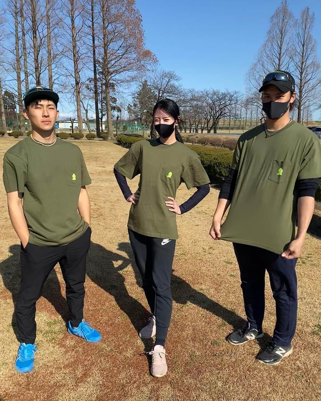 椿梨央のインスタグラム：「今日は強風の中 試合お疲れ様でしたー‼️ . 試合が出来る事に感謝ですね^^ . . . そしてこのお二人が つばきゅうTシャツ着てくれました✨🥒 アニキにもつばきゅうのキャラクター褒めて頂いたし カイセイ君もタケトラも 気に入って頂いてるみたいで嬉しいです😊(多分) . . そしてこの度これからの季節に Tシャツは必需品‼️ つばきゅうTシャツ増販する事に致しましたー🍀 色違いの黒と今までの白、シティーグリーン。(着てるのシティーグリーン)もう一つはシークレットです😘 . . また後日ちゃんとした告知致します！ . . 是非ご検討ください🤟🏻⚾️ . . . #野球 #野球女子 #草野球 #天晴 #トクサンtv #クニヨシtv #佐々木丈虎　#友利魁成　#椿梨央  @taketora_appare19  @kaitomo777  @tagami_61」