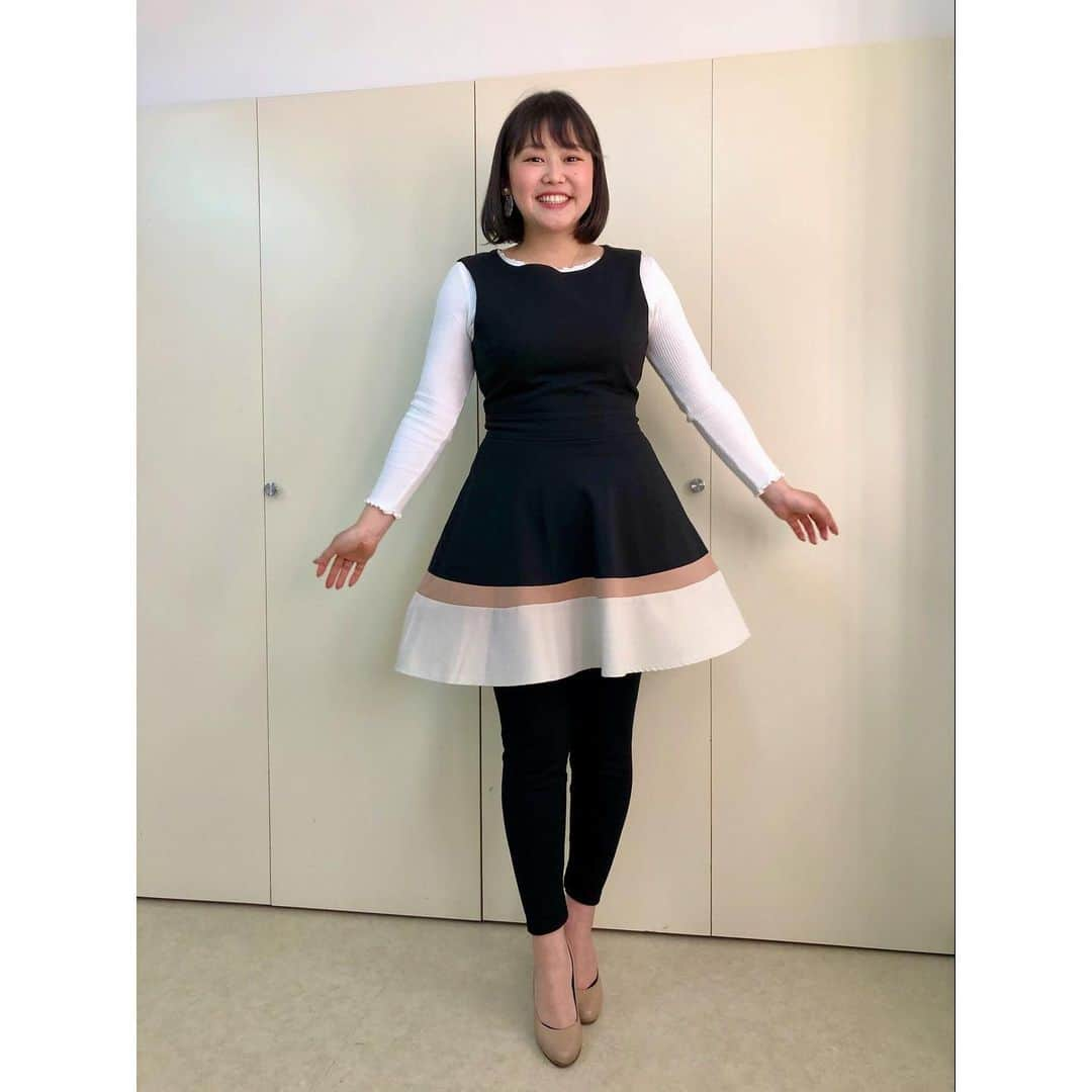 宇田川紗稚のインスタグラム：「.3月前半の衣装たちです💁‍♀️﻿ ﻿ 1枚目の形が可愛いワンピースは、﻿ リポーターの仮屋ちゃんとお揃いでコーディネートしていただいて、双子コーデでした👭﻿ ﻿ 2枚目のワンピースは赤い小花柄で、﻿ パンツも赤で合わせていて可愛かったです🌹﻿ ﻿ 3枚目は、いただいたりんご飴🍎﻿ 久しぶりにりんご飴を食べました！﻿ あま〜くて、りんごがシャキシャキしていて﻿ 昔行ったお祭りを思い出しました😋﻿ ﻿ #最近の衣装たち #ワンピース #双子コーデ #赤いパンツ #赤好き #黒も好き #りんご飴 #りんご飴も赤い #今年はお祭り行きたいな」