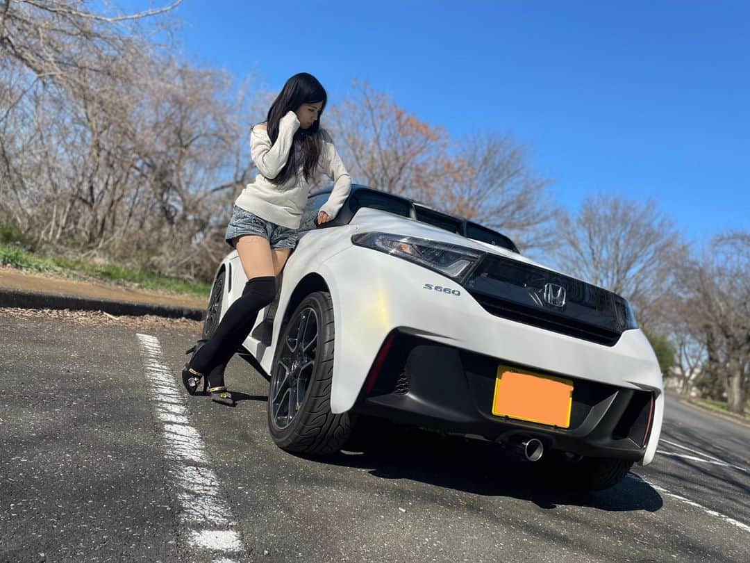のインスタグラム：「今日は晴れたから撮影❤️. でも風強いww 髪の毛荒れるわ、顔事故るわw もっと顔の写し方勉強しよ😍. . . #撮影 #晴れ #風強い #春 #s660 #s660女子 #s660のある風景 #エスロク #エスロクガール #スポーツカー #マニュアル車 #ポージング #モデル #キャンギャル #愛車 #無限 #スプーンスポーツ #マフラー #セクシーカーガールズ #cargirl #ニーハイ #絶対領域 #太もも #脚 #ニット #オフショルダー  #japanesegirl  #kneehighsocks #日曜日 #可愛くなりたい」