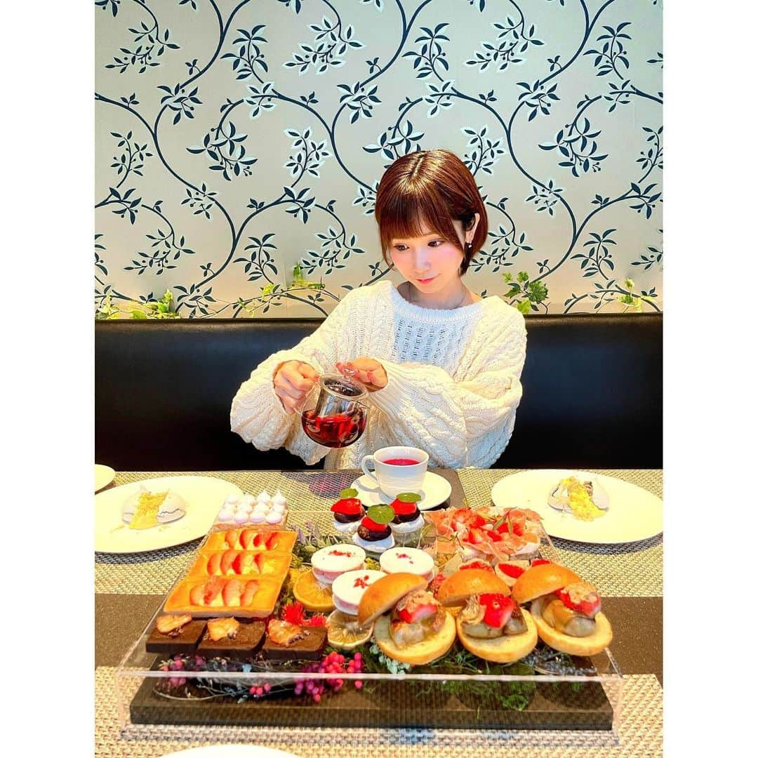 小島みなみさんのインスタグラム写真 - (小島みなみInstagram)「. . 銀座にあるトリュフのお店 AURUM+truffle (@aurum_ginza )で . いちごとトリュフの アフタヌーンティー食べてきたぁぁぁ🍓💓 . . 素敵空間すぎたよ🥺幸せっ！ . . いちご好きにはたまりませんっ トリュフとの組み合わせって贅沢だよね😳 . . 甘いの食べたら しょっぱいの食べたくなって パスタも🤤💕美味しかったぁぁぁぁ！ . . お店も素敵空間だったから 絶対またいく🐷♡🍄 . . . #銀座グルメ #銀座カフェ #銀座スイーツ #東京グルメ #カフェ巡り #アフタヌーンティー #いちご #いちご好き #トリュフ #トリュフ専門店 #パスタ #トリュフパスタ」3月14日 19時08分 - kojima_minami_373