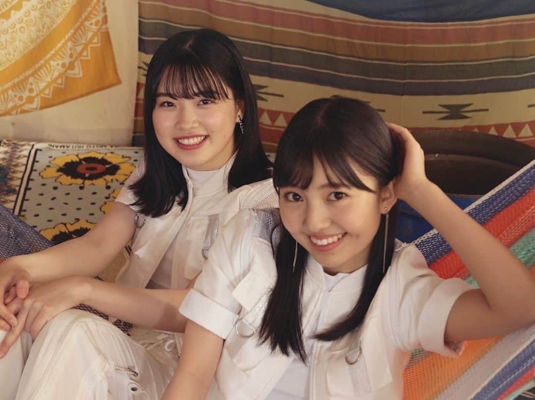 BEYOOOOONDSさんのインスタグラム写真 - (BEYOOOOONDSInstagram)「#小林萌花 です☘️ . BEYOOOOONDS 2ndシングルに収録されている 「Now Now Ningen」MV撮影中の #島倉りか ちゃんとのツーショット！ . ハンモックに2人で座ろうとしたときに 撮ってもらいました😚 . ちょっとムリがあって結局 2人では座りませんでしたが…笑 . りかの決めポーズサイコー👏 . BEYOOOOONDS公式YouTubeチャンネルで チャイハネ衣装のDance Shot ver.の映像も公開されているので ぜひ見てくださいね〜💜 . . #BEYOOOOONDS #NowNowNingen #NNN #りかほのがおー」3月14日 19時04分 - beyooooonds_official