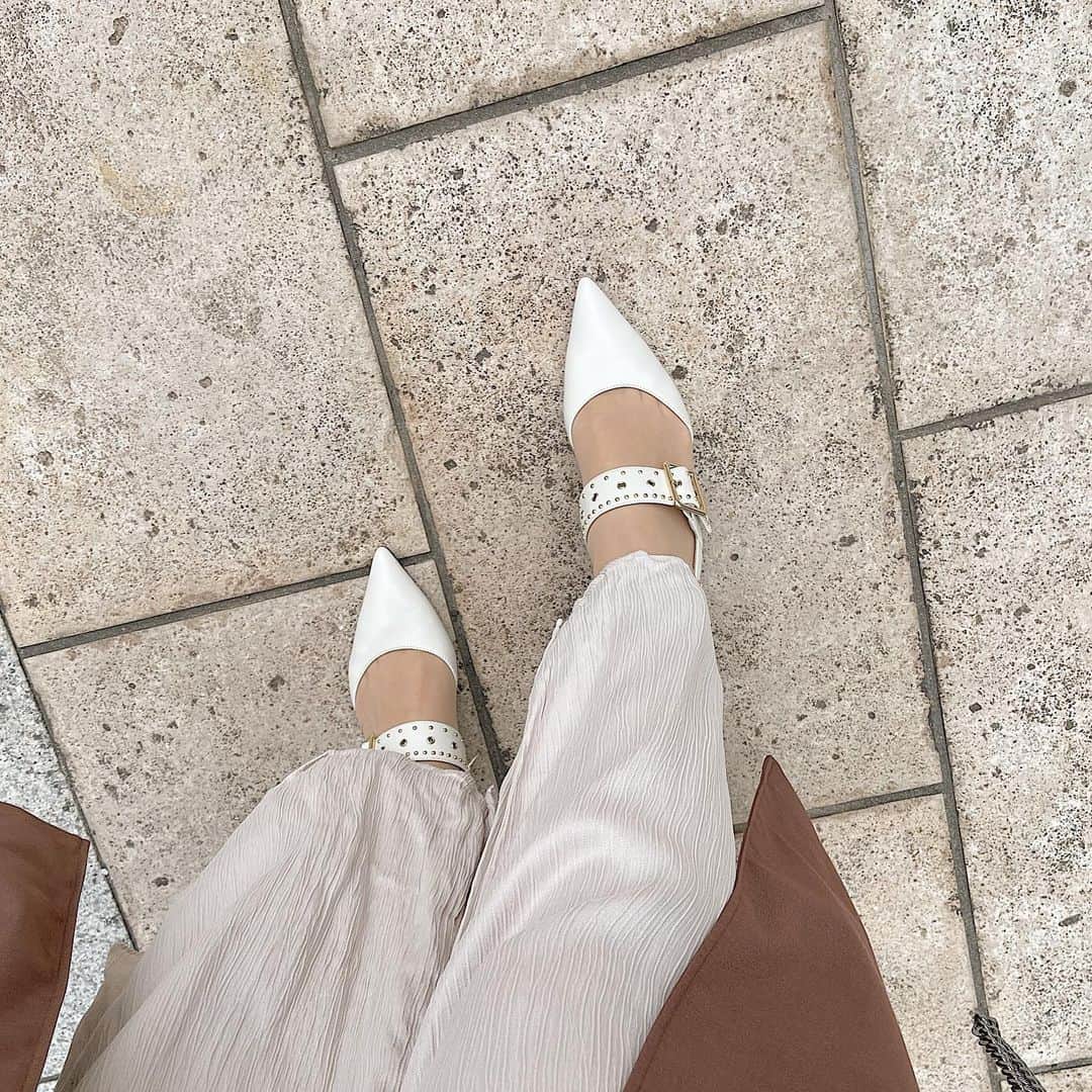 高木由梨奈のインスタグラム：「@charleskeith_jp のこのシリーズのパンプスが好きで今季も買っちゃった✌︎🤍  履きやすいしシンプルな服が多いから重宝してる🥰  #春パンプス  #charlesandkeith」