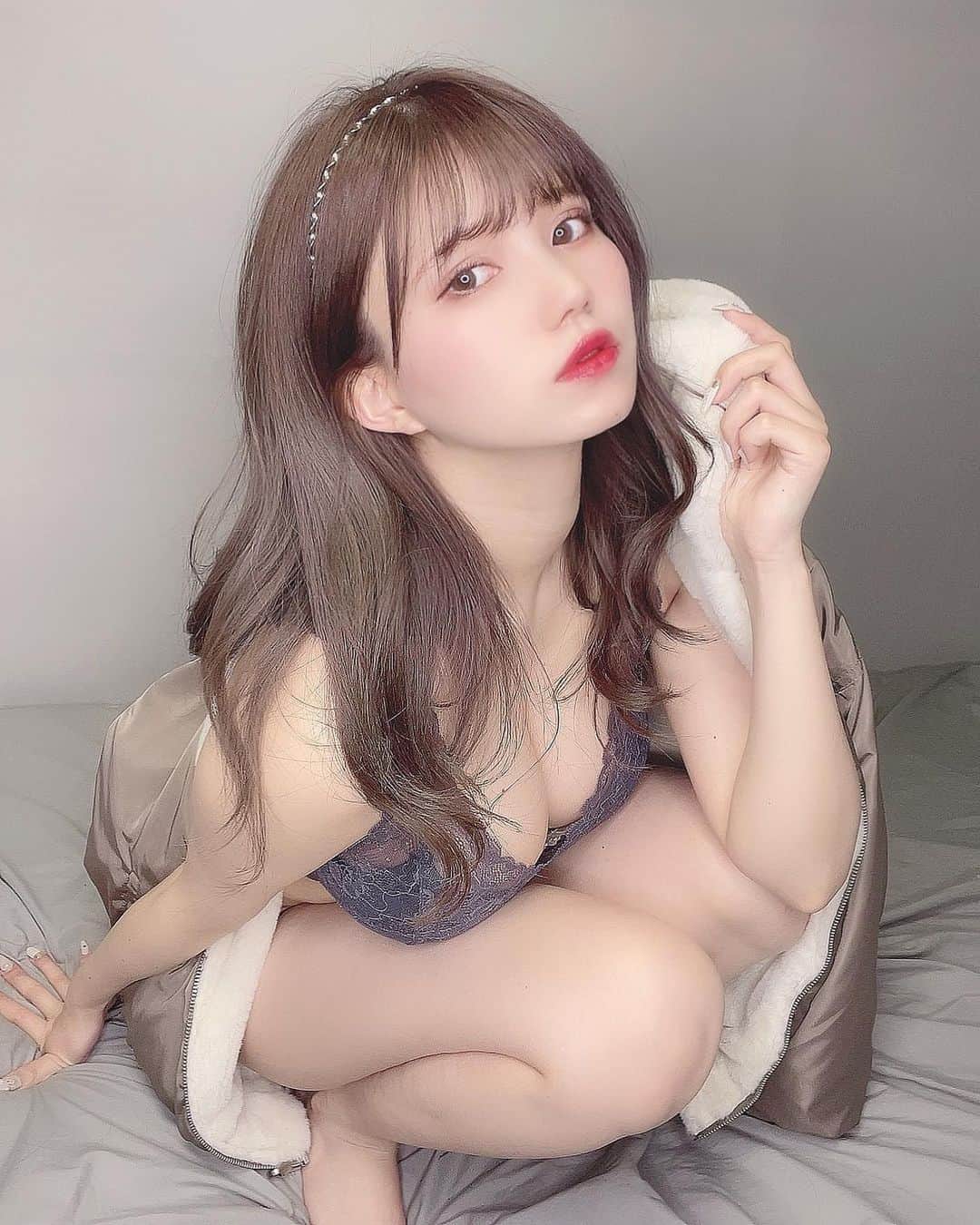 横山あみのインスタグラム：「..♡♡ . . 髪色本当にお気に入り🌷 . GUの可愛い楽ちんレースブラ . . #自撮り #自撮り女子 #自撮り界隈 #レースブラ #下着 #ランジェリー #gu #カチューシャ #あざとい #あざとかわいい #グラビア #グラビアアイドル #gravure」