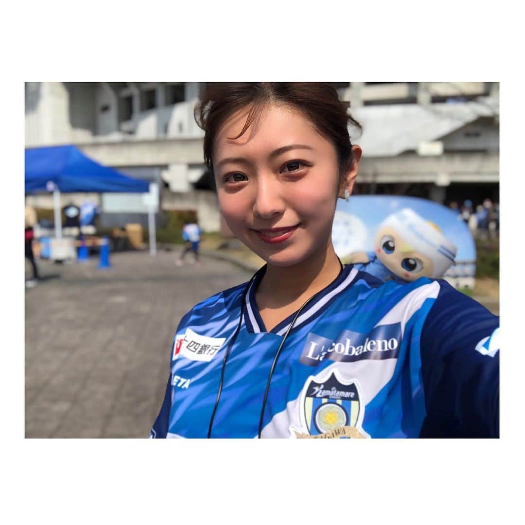 のインスタグラム：「⚽️ . いよいよJ3も開幕！ きょうはたくさんのサポーターが スタジアムに来ていました☺️🏟 . やっぱり拍手だけじゃなくって 苦しい時間帯やナイスプレーの時に 声を出して選手を後押ししたいなあ😢 今は我慢ですね！ . 若さを生かした走れるサッカー これからが楽しみですね🎶 まだまだ始まったばかり✨ 今シーズンこそ昇格目指して応援しましょう💙 . #jリーグ #j3 #2021シーズン #カマタマーレ讃岐 #開幕 #ピカラ #ピカスタ #さぬぴー #肩に乗ってる 笑 #風で前髪どっかいった」