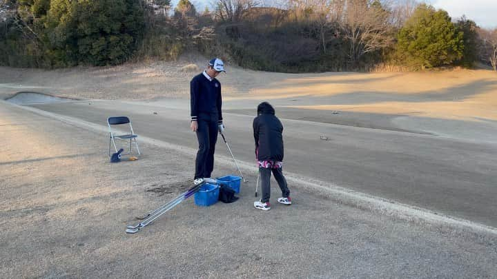 須藤弥勒さんのインスタグラム写真 - (須藤弥勒Instagram)「今日は午前中にコーチが来てくださり、調整。  球が少し、右に行く傾向が出ていたので、新しいクラブなのか、振り方の問題なのか、4時間ほど色々な、点を確認しながら、昼に入るまでには、親子ともども自信を取り戻していた。  午後から、今日、JJGAの試合でアプローチの調子が良くなかったりんたろうさんが、サニーに調整をしに栃木のロイアルメドーより来てくださった。  弥勒と技術交換。  国体の東京代表選手とクラブで会話できるほど、（これはもはや、私やりんたろうさんのお父さんでは理解できないほどのハイレベルのゴルフ会話で）娘も特定の技なのでは、参考になる技術を持つようになったことは、とても親として誇りに思う。  そして、それ以上に立派だなと思うのが、りんたろうさん。  普通の彼の年頃の青年なら、たかが9歳が何を言っているのだと馬鹿にしてもおかしくないのに弥勒のいうことを謙虚に聞く。  まあ、弥勒のいうことというよりは、Sコーチや塩澤プロの請負い、みたいなことだが、彼らはある意味、スピンの（ボール止める）マジシャンみたいなものなので、芝生の上で、それを体現することができるのは、いいことなのかもしれない。  それにしても、りんたろうさん理解力の早さと模倣できる能力の高さ。  弥勒が覚えるのに5掛かったものが2とかで、できるようになる。頭の良さもあるのだろうが、やはり、子供の頃からゴルフをやっているからだろう…中々こうはいかない。  何にせよ、ボールが見えなくなるまで、練習をし、2人とも（りんたろうさんと弥勒を比べるのも恐れ多いが）しっかりと調整できたので、明日ドラゴンは、結果というよりは、この技を一回でも決めて欲しいのと、弥勒は群馬に戻り、秘密の特訓期間に入る前に、しっかりと最終調整を完了して欲しい。  (なお、 @rinrinpapa3310 のインスタで投稿が載ると思うが、今日弥勒がりんたろうさんと交換した技はどのレベルのジュニアゴルファーが、度肝を抜かれるものだと思う.胸を張って言えるのは、たかが9歳と侮るなかれ) Miroku practicing with coach during the morning then with Tokyo representative Rintaro Nakano in the afternoon. They were exchanging information on how to apply spin on the ball to make it stop in its place. Really happy that Miroku is able to make people older in awe at the knowledge level of golf.....most of the time I cannot comprehend what they are talking about (LOL)  #golf #informationexchange #情報の交換 #光栄 #juniorgolfers #loudmouthjapan #ジュニアゴルファー #技術分析」3月14日 19時13分 - miroku_suto