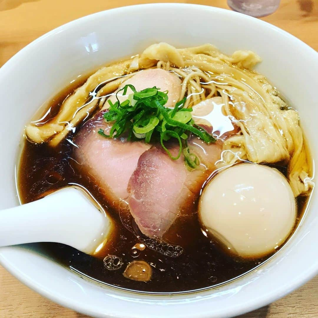 前野えまさんのインスタグラム写真 - (前野えまInstagram)「友達オススメのラーメン屋さん🍥 人気No.1だという特製醤油ラーメン🍜 本当に美味しかった〜😋 ラーメン大好きー！ ・ ・ #らぁ麺はやし田 #また行きます #特製醤油ラーメン #醤油ラーメン #ラーメン #ラーメン大好き #ラーメンパトロール #ラーメンインスタグラム   #noodles #foodstagram #foodphotography #yammy #🍜 #🍥#😋」3月14日 19時20分 - maeno_ema