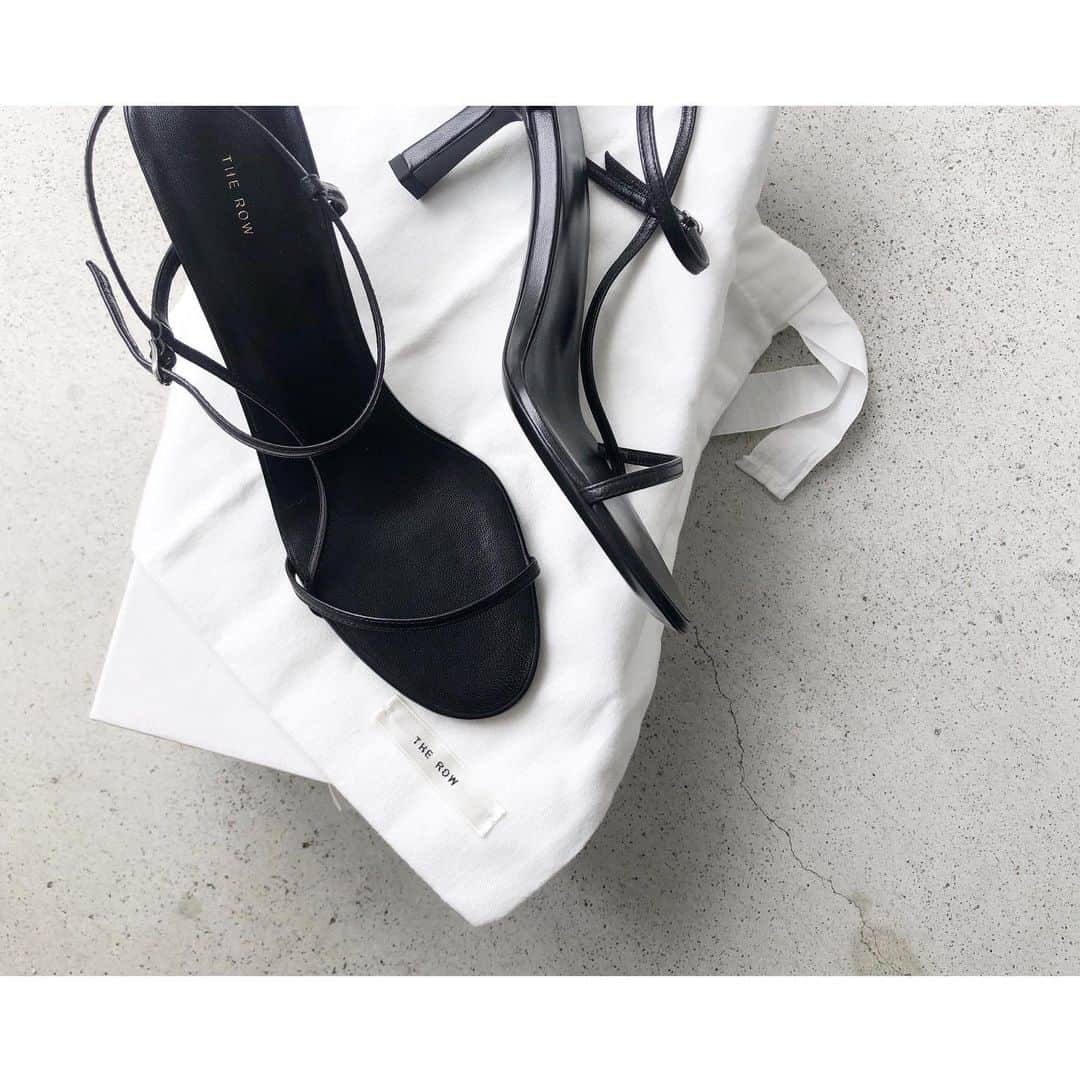 kumiのインスタグラム：「@therow  今日は朝からシューズボックスの整理。 今年も大切に履こう☺︎♡  #therow #therowshoes #ザロウ」