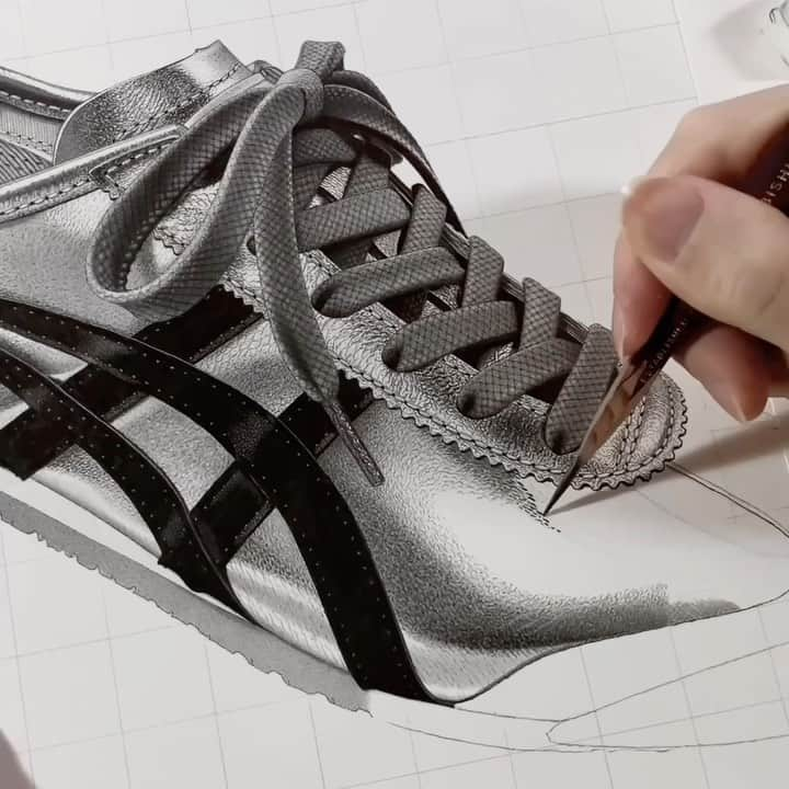 大森浩平のインスタグラム：「Pencil Drawing a shiny Sneaker. 鉛筆でスニーカーを描きました。  Uploaded a making video in YouTube. Link URL is in my profile. YouTubeに制作過程をアップしました。 プロフィールのURLから！  Please check out ↓ YouTube：大森 浩平・Kohei Ohmori Twitter：kohei6620  Request by @onitsukatigerofficial Shoes：Onitsuka Tiger (MEXICO 66)  #スニーカー #sneakers #靴 #shoes #オニツカタイガー #onitsukatiger #pencildrawing #drawing #hyperrealism #realism #illustration #metallic #artwork #sketch #dessin #art #スーパーリアリズム #イラスト #デッサン #スケッチ #アート #鉛筆画 #写実画 #鉛筆 #絵」