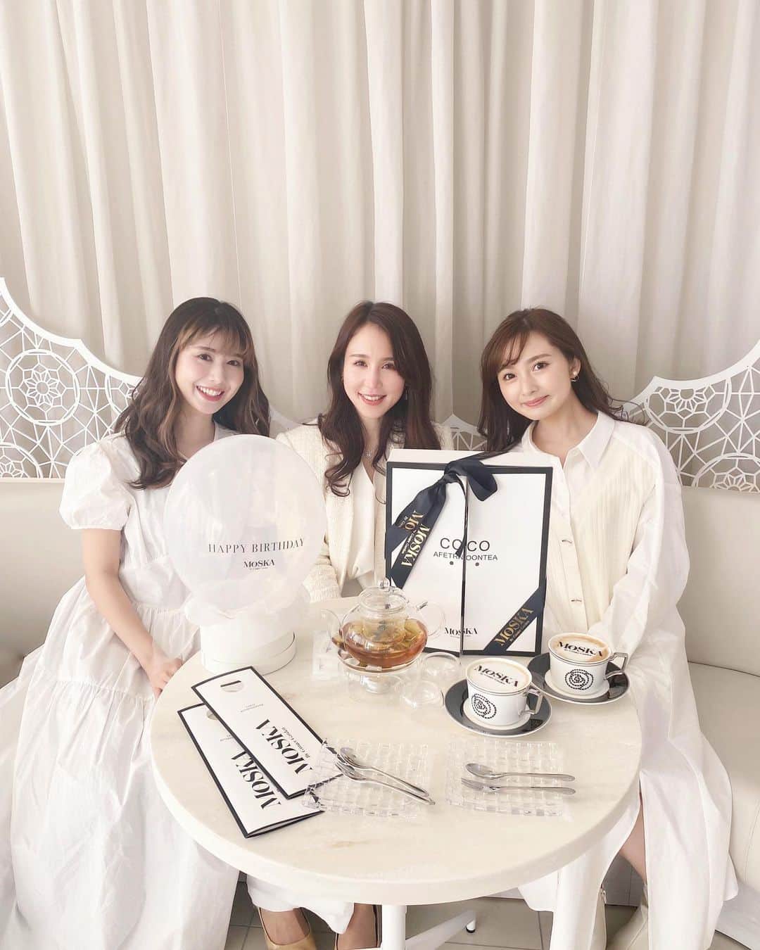 のインスタグラム：「🤍🤍🖤  夢の空間☕️🦢🤍 明日表参道にopenの @moska_by_gingergarden ✨✨✨ @kayoko_nagatani さんの、素敵が詰まったお店です🤍  #afternoontea#cafe#tokyo#moskabygingergarden#アフタヌーンティー」