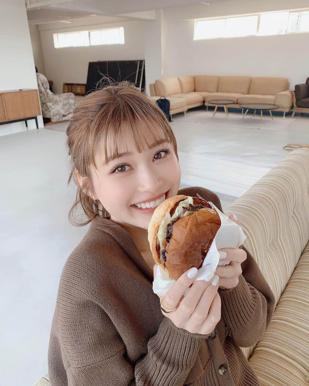 生見愛瑠さんのインスタグラム写真 - (生見愛瑠Instagram)「1日3食ハンバーガーでも幸せなくらいに 大好物🍔🍔🍔 ポテトは細派」3月14日 19時37分 - meru_nukumi