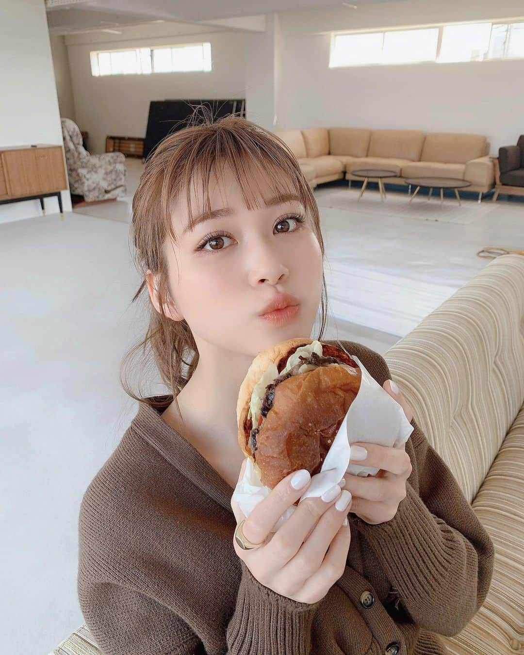 生見愛瑠さんのインスタグラム写真 - (生見愛瑠Instagram)「1日3食ハンバーガーでも幸せなくらいに 大好物🍔🍔🍔 ポテトは細派」3月14日 19時37分 - meru_nukumi