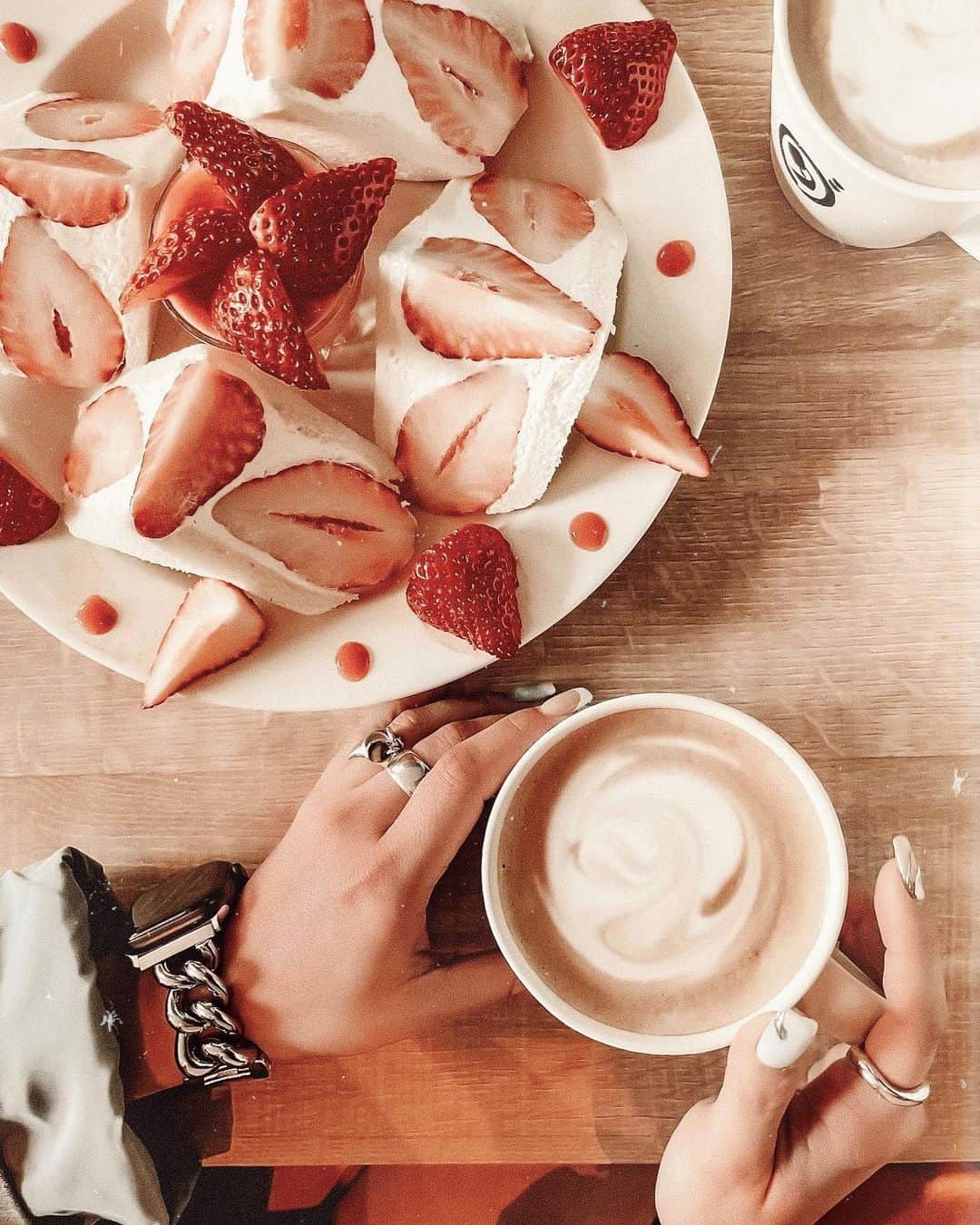 ✷kana✷のインスタグラム：「🍓☕️🍓☕️ . . 1 or 2📸？投稿悩んだわw @358daiwa  のフルーツサンドほんっと1番美味しい♡ ほんとはここ目的じゃなかったんだけどね笑 カフェ巡りの季節です〜🌸 . #dacafe  #ダカフェ恵比寿 #カフェラテ」