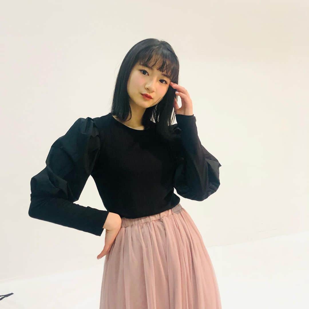 ニコ☆プチのインスタグラム：「🖤🖤 みうの私服大人っぽい🥰👗 ブラウスは @hm のものだそうです🙆🏻‍♀️✨  #和田美羽」
