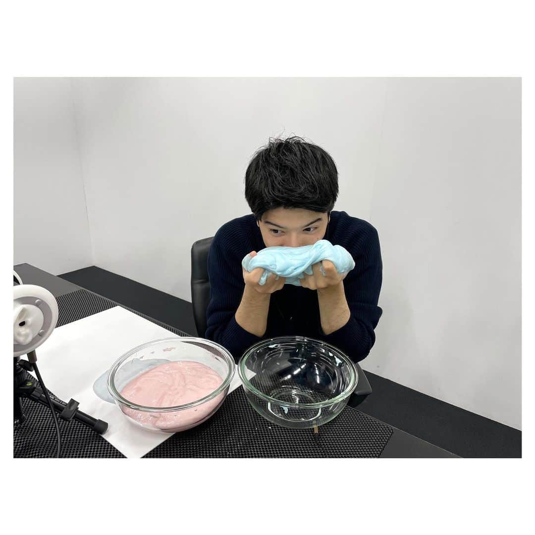篠原光のインスタグラム：「. ASMR動画も残すところあと3回！ 写真はアイスバーグスライムの時のやつです。 シェービングフォームが入っているのですごくいい匂いでした😌  今週の分も更新されているので、ぜひ！」