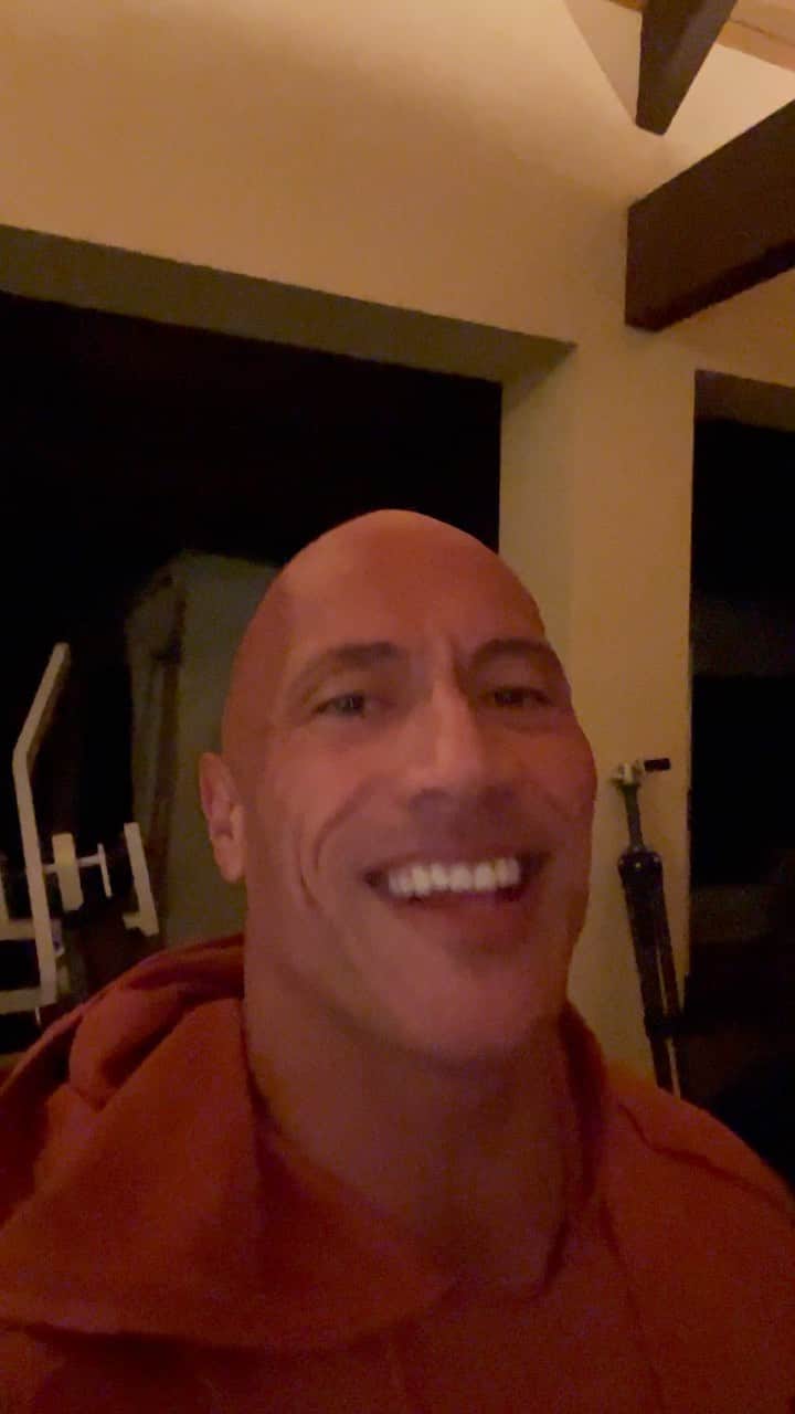 ドウェイン・ジョンソンのインスタグラム：「No electricity in the gym, but powered and energized by @zoaenergy💥  Loving all your ZOA videos. Keep having fun.   Time to work.   #saturdaynight #blackadamtraining⚡️ #donotgogentle #intothatgoodnight」