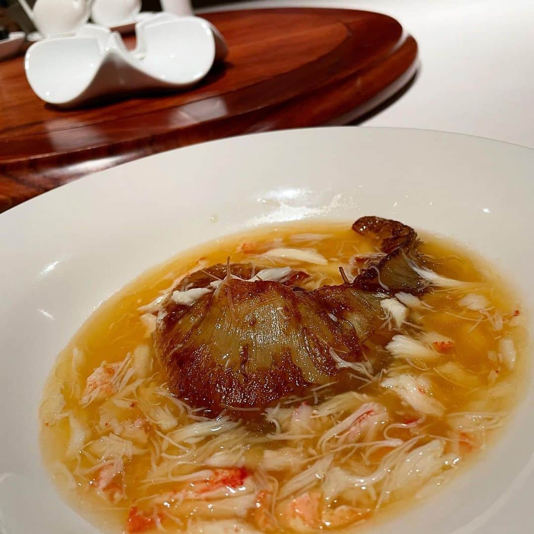 のインスタグラム：「・ ・ 明るい時間からのディナー🍽 さっくりと･:*+.だけど幸せ♡ ・ 焼きフカヒレと北京ダック。 やっぱり富麗華の北京ダックは最強！！ ・ #富麗華 #北京ダック #大好物」