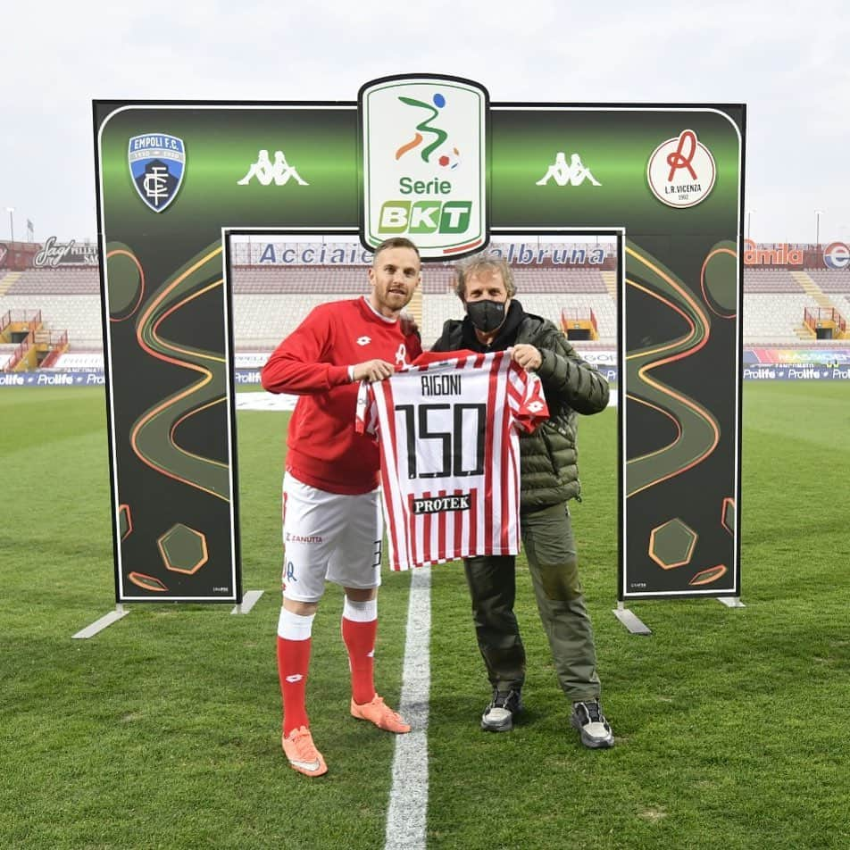 ルカ・リゴーニさんのインスタグラム写真 - (ルカ・リゴーニInstagram)「1️⃣5️⃣0️⃣ presenze con @lrvicenza ⚪️🔴 —————————————————————— #150 #vicenzacalcio」3月15日 1時37分 - rigoni_luca