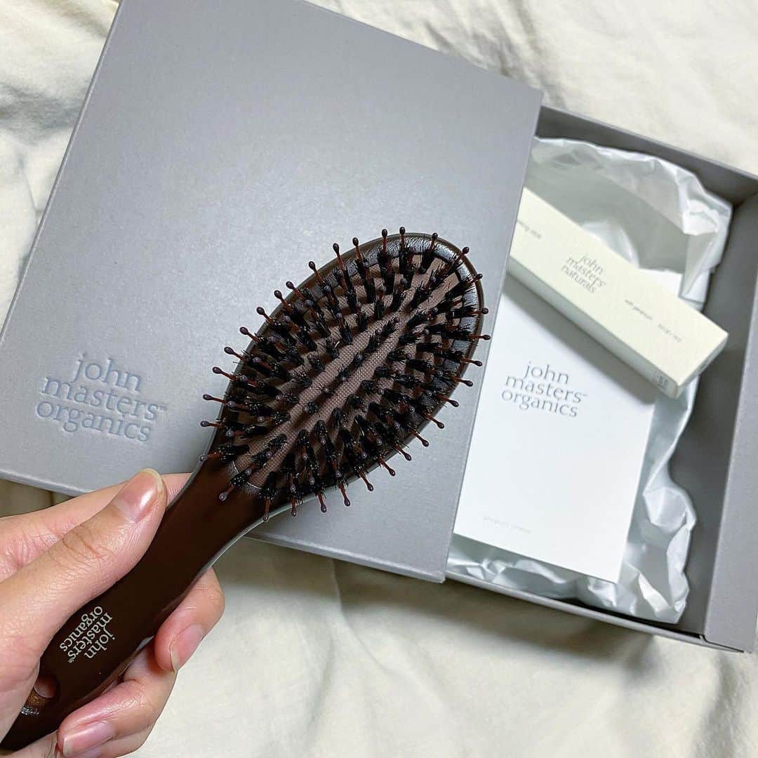富久美玲のインスタグラム：「_ . 友達からヘアケアセット✨を 誕生日プレゼントで頂きんか🥺🎁 . しかも名前入りマイクシ＼(^o^)／ . スリーキングスティックっていう アホ毛とかを無くすスタイリング料 気になっとったで嬉しい！！！ .」