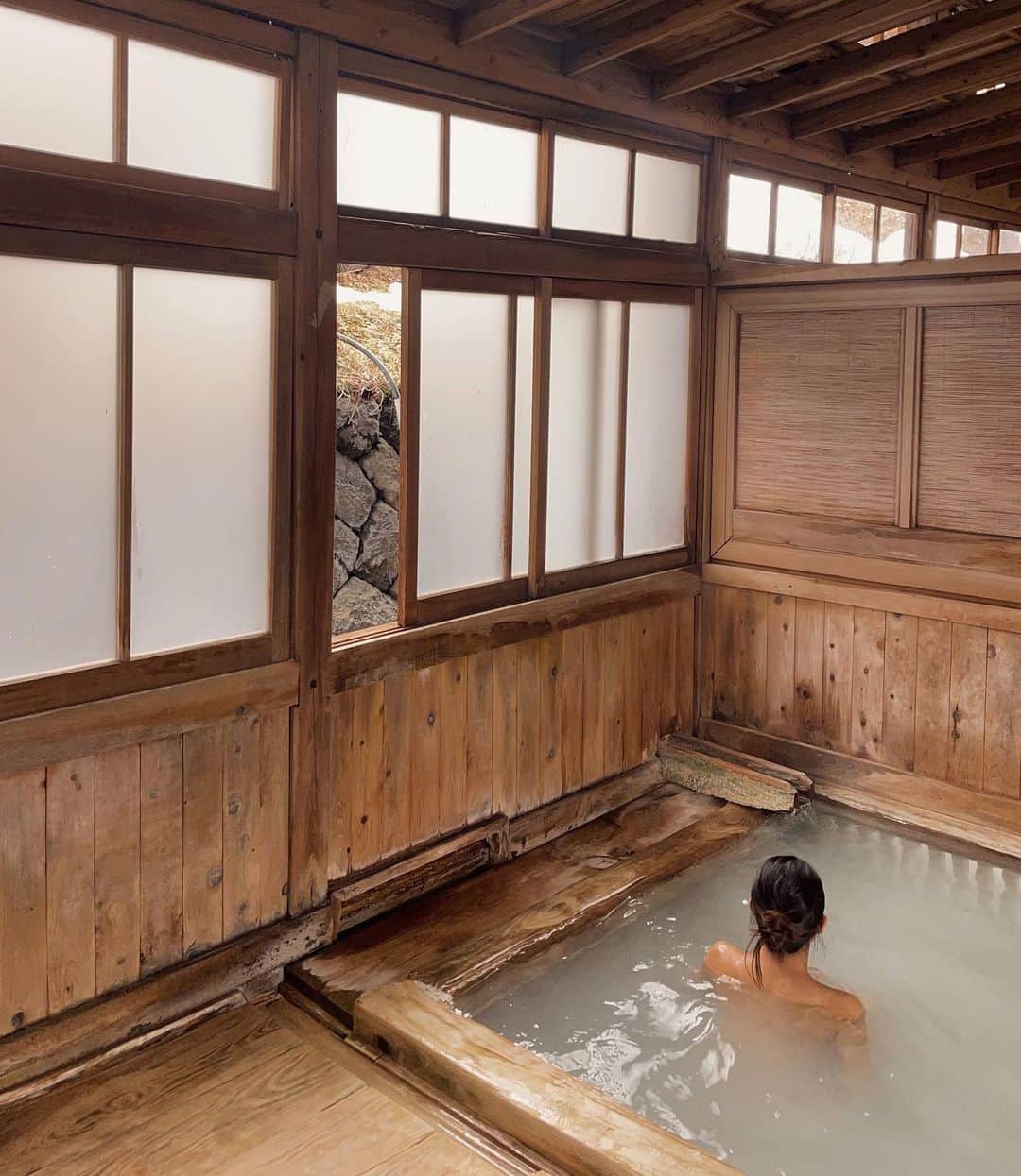 栗山遥さんのインスタグラム写真 - (栗山遥Instagram)「玉子湯温泉へ。 茅葺き屋根の湯小屋からは、濃厚な硫黄の香り。 日本に生まれて本当に良かったなと、しみじみ思う😌♨️ 源泉掛け流し。地球の恵み。」3月14日 20時10分 - harukakuriyama