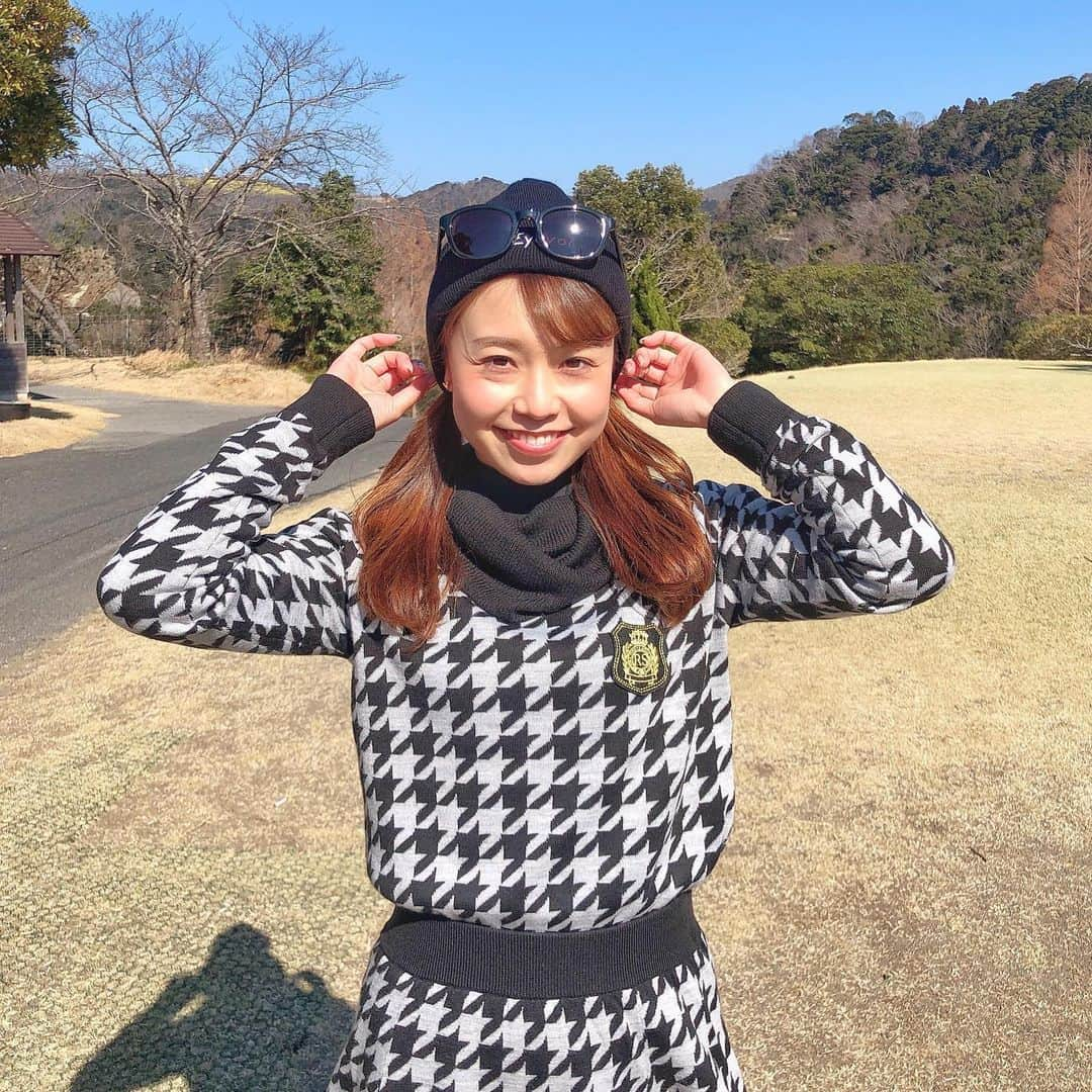 萩原菜乃花のインスタグラム：「先日のラウンドコーデ⛳️  千鳥柄のセットアップ🖤 モノトーンだけど目立つしかわいい☺️  ニット帽 @eyevol_official  サングラス @eyevol_tokyo_store_official  セットアップ @riendasuelta_golf  シューズ @adidasgolf   #モノトーンコーデ#千鳥柄#セットアップ#サングラス#ニット帽女子#ニット帽#ゴルフ#ゴルフ女子#ゴルフ男子#ゴルフコーデ#ゴルフウェア#スポーツ#スポーツ女子#golf#golfgirl#instagolf#golffashion#golfswing#golfstagram#골프#高尔夫」