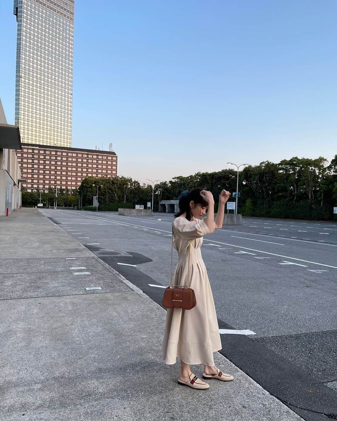 横山由依のインスタグラム：「空が綺麗で気持ちいい日でした☁️  👗: @and.couture」