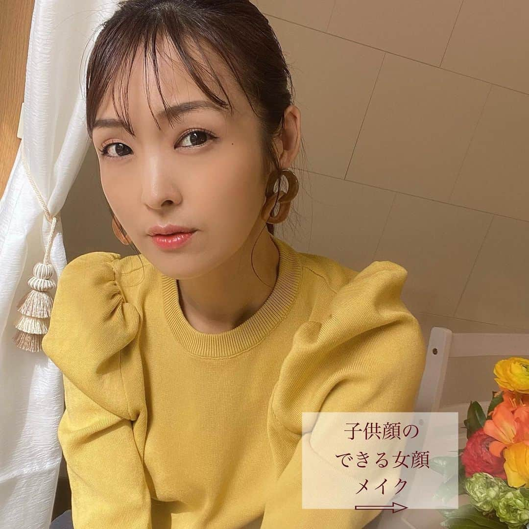 大西暁子さんのインスタグラム写真 - (大西暁子Instagram)「\ できる女顔メイク /  今日はパーソナルカラーではなく メイク方法で顔の印象を変える方法を🪄  目の位置が下寄りで… 目と目の間が広くって…  どうしても子供っぽくなってしまう あなた！  はい。🙋‍♀️笑（わたくしです。ざ！下方遠心顔）  私と同じように目の間隔が広くて 子供っぽく見られちゃう…という方にぜひオススメです♡  ポイントは 【寄せて！上げる！】これにつきます。  顔を中心に寄せて パーツを上に上げるイメージで◎  個人的にも 目頭下のアイラインとノーズシャドウは かなり寄るので、ほぼほぼマストです→←  ファッションやシーンに合わせて クールに寄せたり/フェミニンに寄せたり メイクの可能性は無限大♾  いろんな自分を楽しんでください💄  自分スタイル診断ではお顔の配置も見させていただいていますが、来月から顔に特化した診断メニューも追加いたします！ のでお楽しみに🥰  #自分スタイル診断#イメージコンサルタント#メイク講座#できる女#メイクアップ#イエベ秋#求心顔#遠心顔#子供顔#大人顔#大人メイク#ビジネスメイク#プライベートサロン#パーソナルカラー診断」3月14日 20時13分 - akiko_onishi11