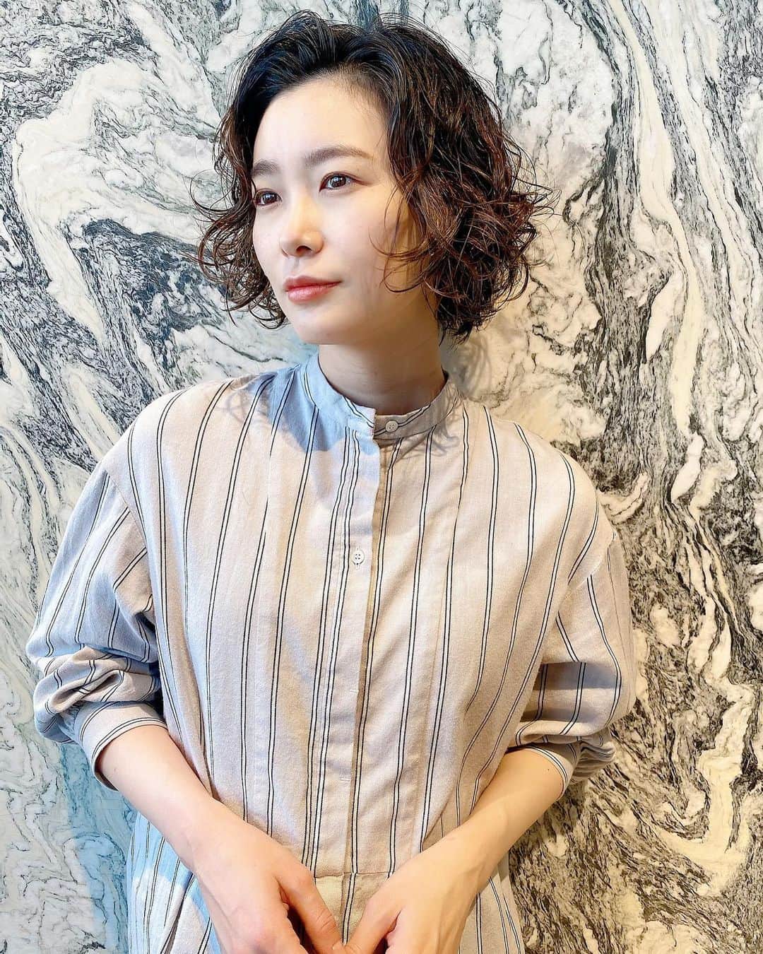 永瀬かおるのインスタグラム：「今回はパーマかけてもらいました😳🌀  とれやすいので、強めに❗️ 犬みたいにくるくるに🐾 また新しいヘアスタイルにしてもらえました☺️ @ayakoyanagi さん 今回もお気に入りです🧡 アレンジも楽しみ🥰  ありがとうございました🙏✨  #ヘアチェンジ　#パーマヘア　#くるくるパーマ」