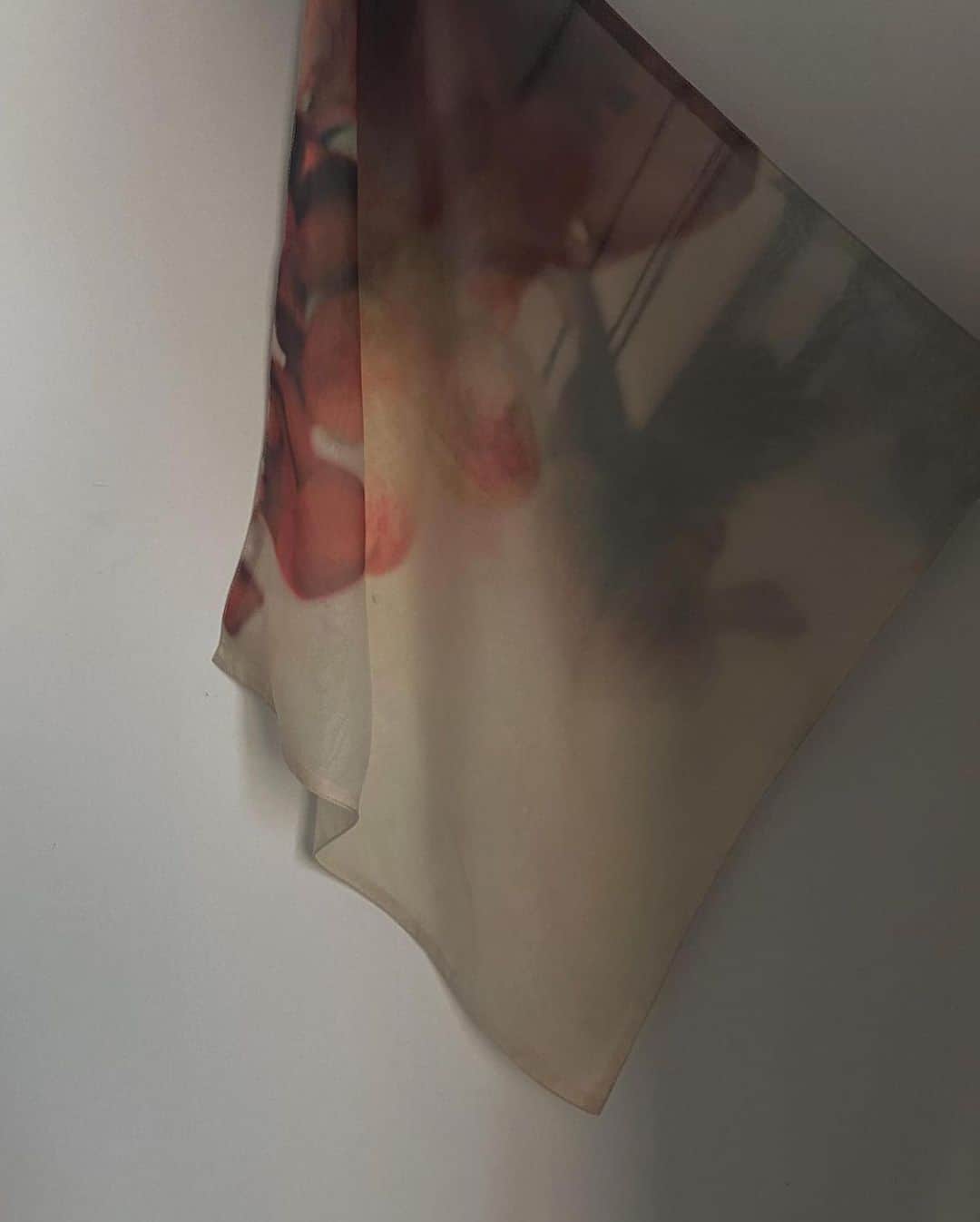 黒石奈央子さんのインスタグラム写真 - (黒石奈央子Instagram)「3/20から渋谷パルコのpop by junにてAMERIの、ポップアップを開催します！そこで、発売する限定のアイテムをご紹介します！ . . sayo nagase collab scarf ¥7000 3/20 popup 4/5 web .  フォトグラファーの永瀬沙世さんとのコラボアイテム。彼女の撮り下ろしたお花の写真をアメリの洋服に落とし込みました。 アレンジ自在のスカーフも作ったよ！  @ameri_shinjuku @amerivintage @ameri_daikanyama @ameri.shinsaibashi  @ameri_omotesando #ameri#amerivintage #fashion #vintagefashion #coordinate#ootd#outfit#osanposnap #705_outfit #大人ファッション #大人コーディネート #大人スタイル #modestyle #modefashion#modecasual  @ameri_shinjuku @amerivintage @ameri_daikanyama @ameri.shinsaibashi  @ameri_omotesando #ameri#amerivintage #fashion #vintagefashion #coordinate#ootd#outfit#osanposnap #705_outfit #大人ファッション #大人コーディネート #大人スタイル #modestyle #modefashion#modecasual」3月14日 20時19分 - blackstone705